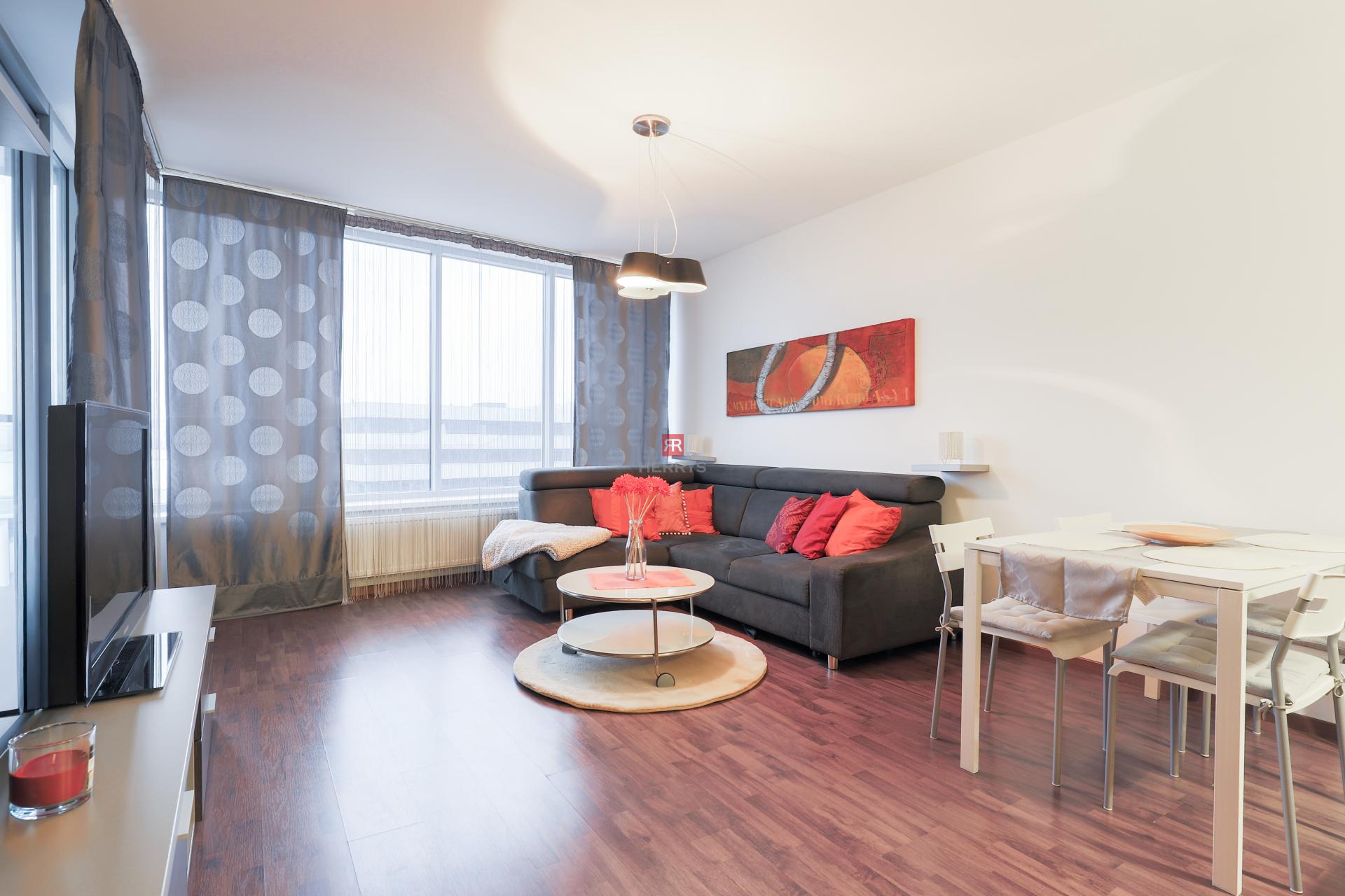 HERRYS - Na prenájom priestranný 2 izbový byt v projekte Tri Veže, s parkovaním.