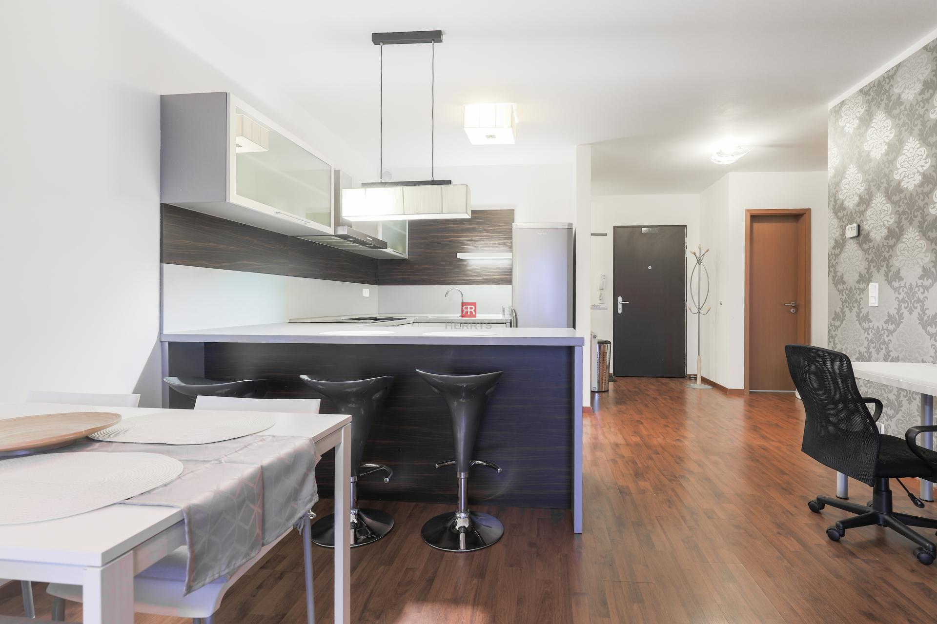 HERRYS - Na prenájom priestranný 2 izbový byt v projekte Tri Veže, s parkovaním.