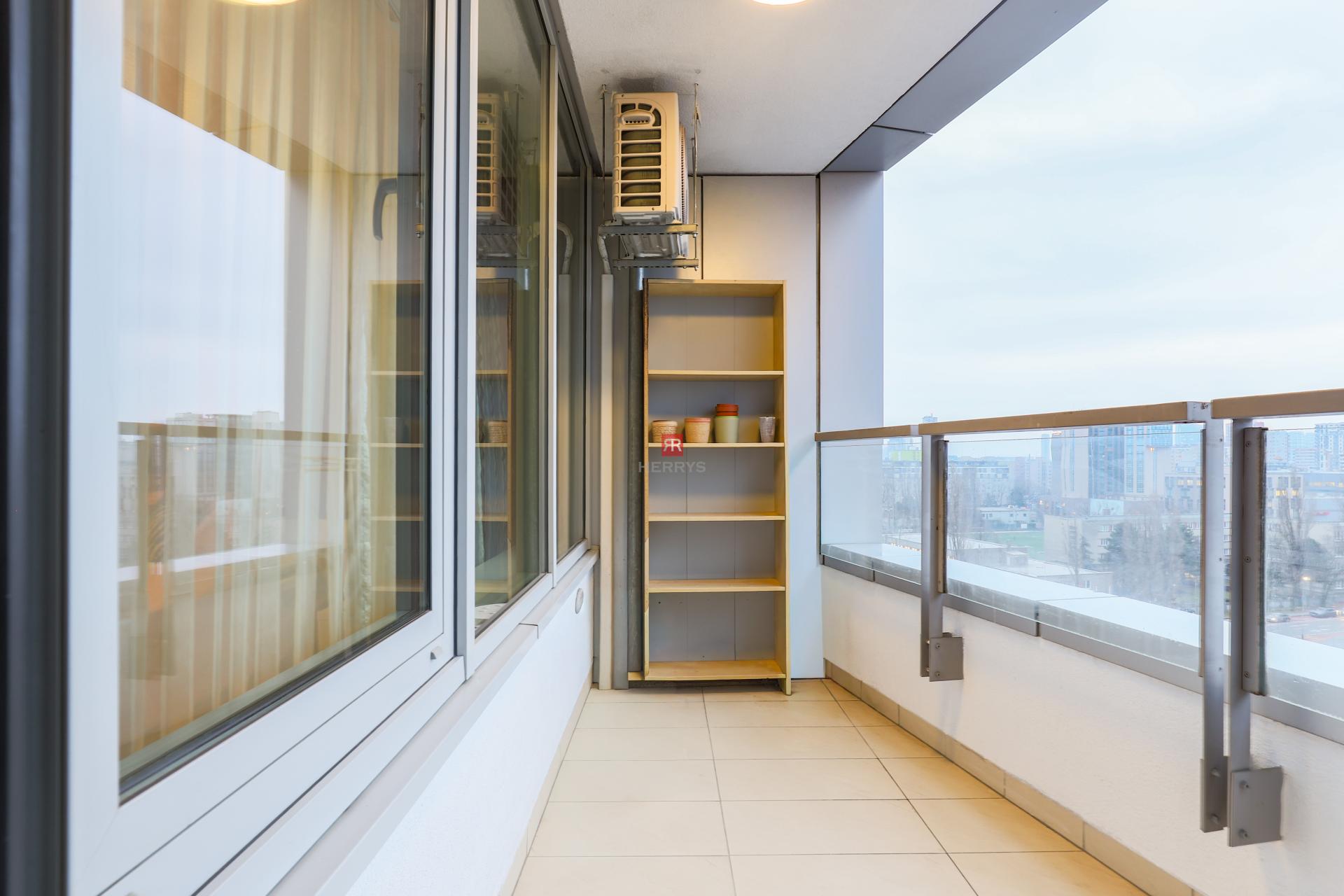 HERRYS - Na prenájom priestranný 2 izbový byt v projekte Tri Veže, s parkovaním.