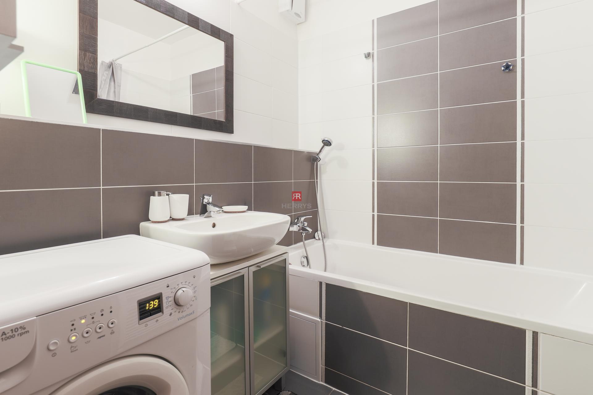 HERRYS - Na prenájom priestranný 2 izbový byt v projekte Tri Veže, s parkovaním.