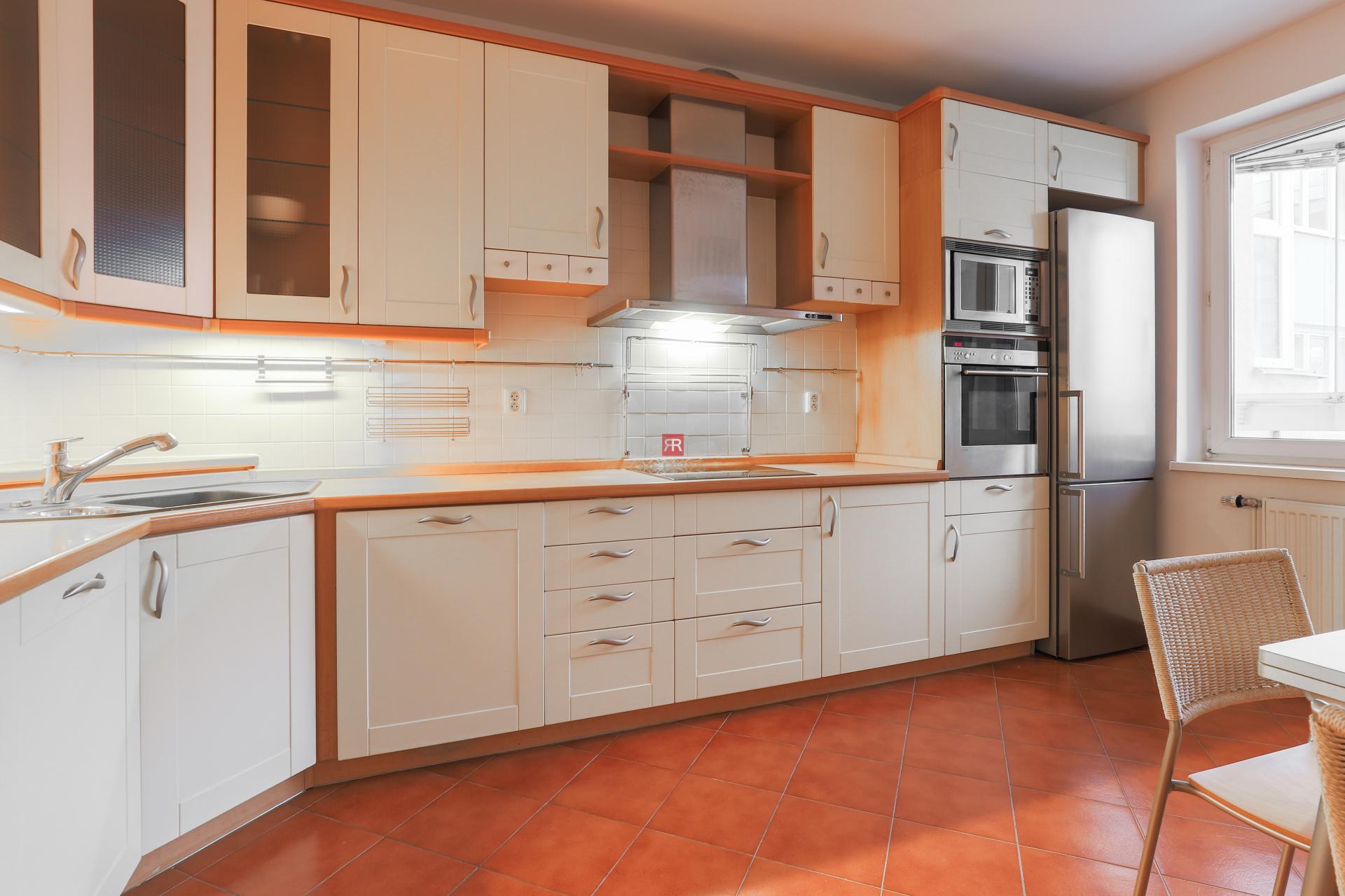 HERRYS - Na prenájom elegantný a priestranný 3 izbový byt na Ďatelinovej ulici, pri OC Retro