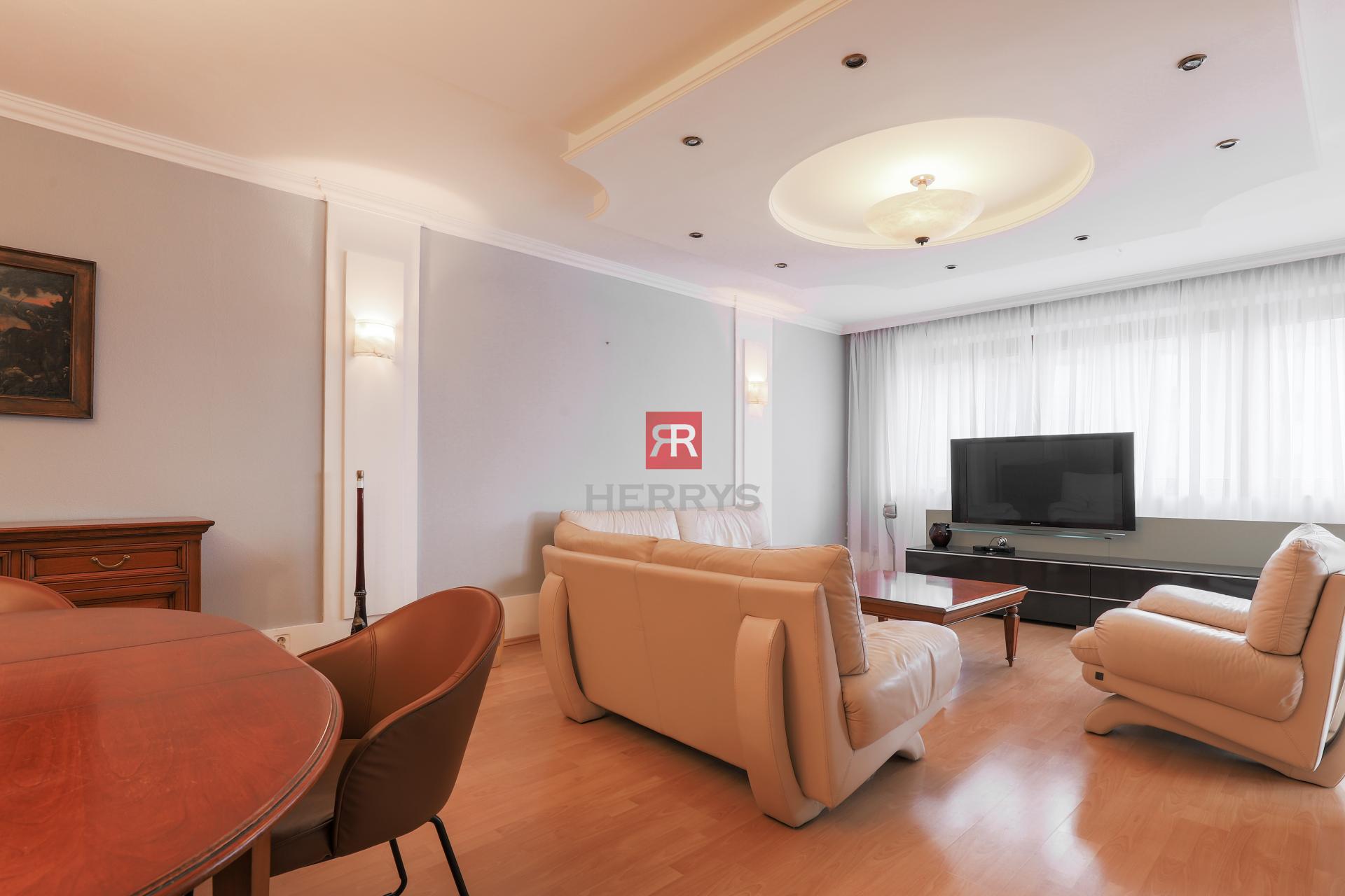 HERRYS - Na prenájom priestranný 4-izbový byt vo vyhľadávanej lokalite Starého Mesta