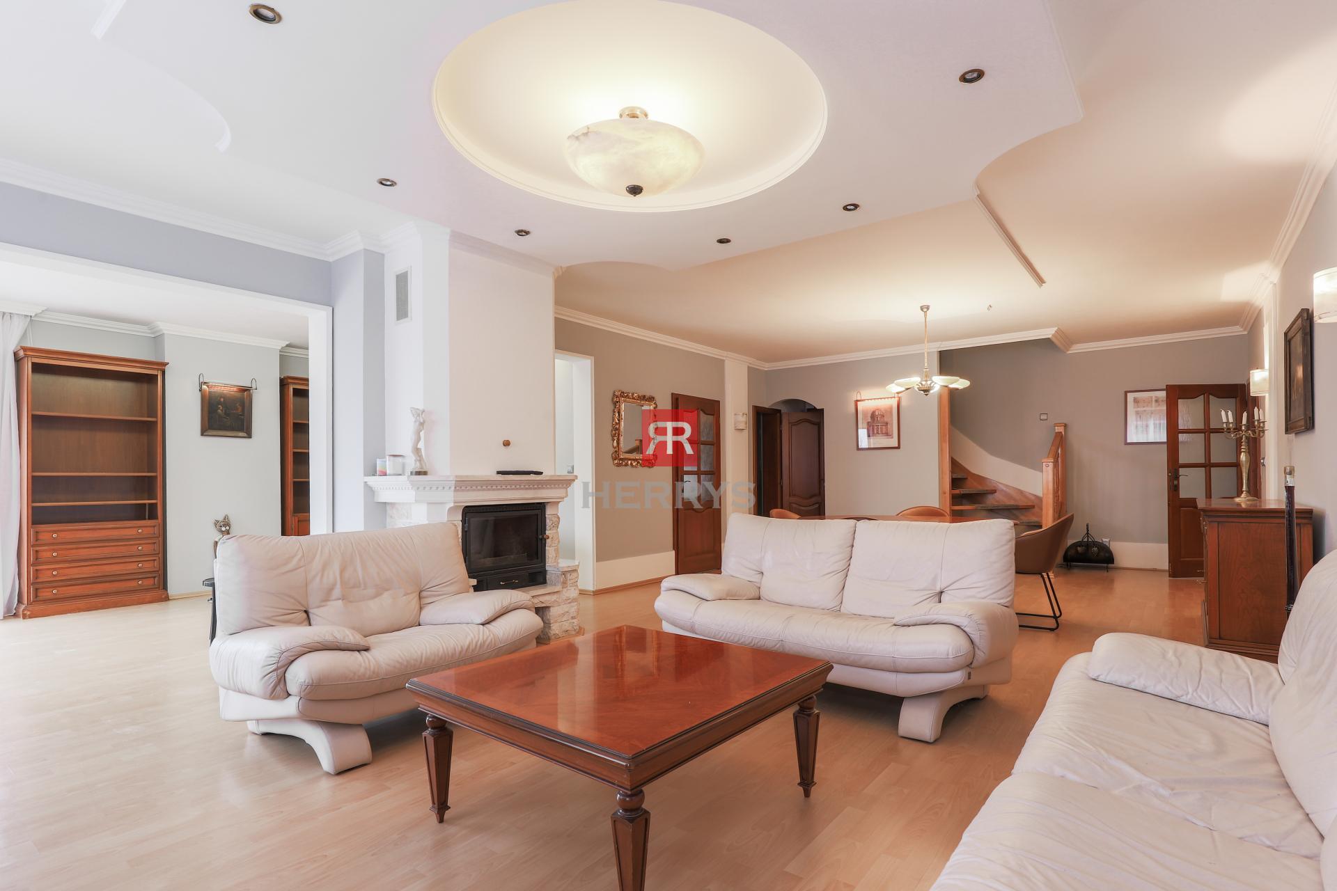 HERRYS - Na prenájom priestranný 4-izbový byt vo vyhľadávanej lokalite Starého Mesta