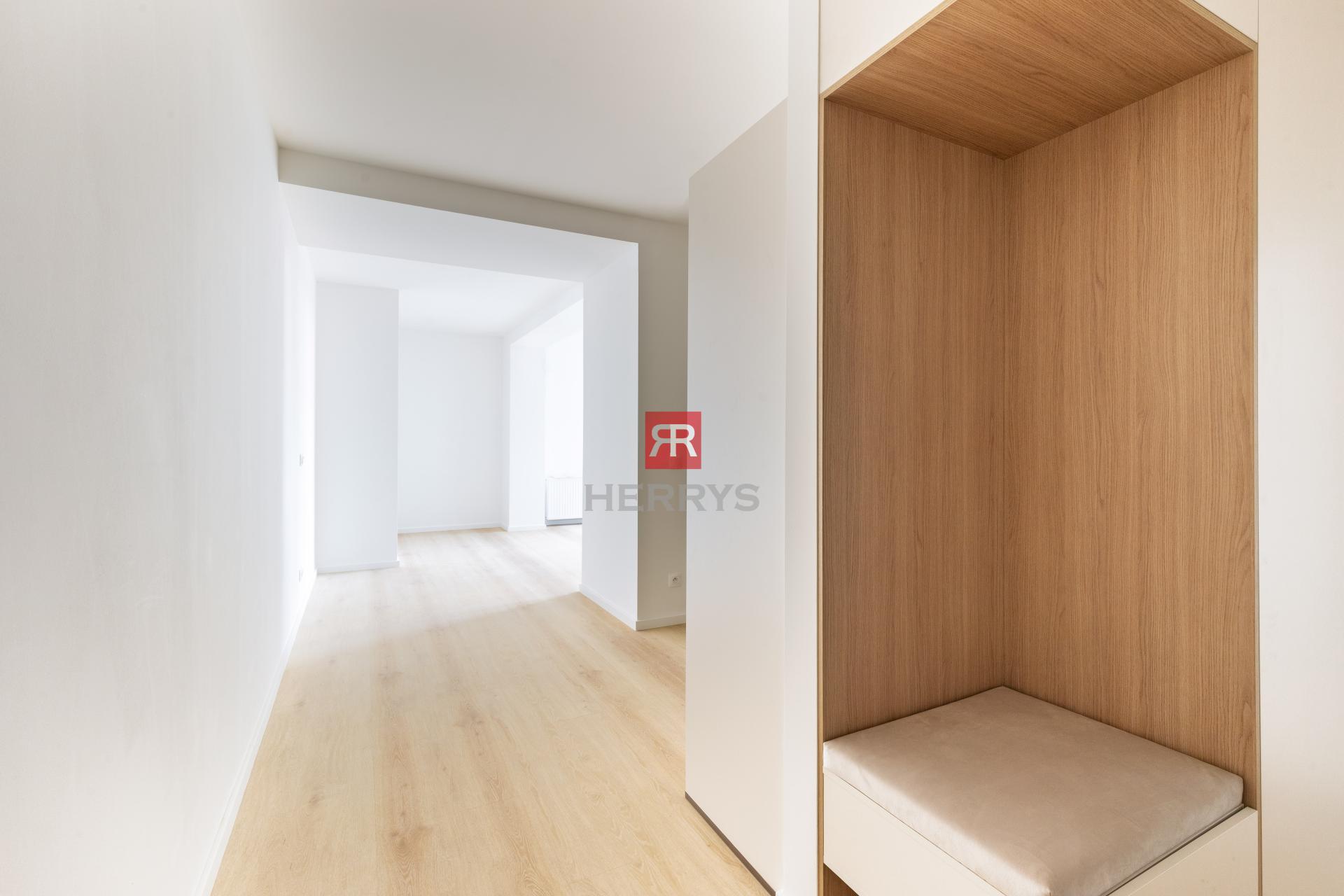 HERRYS – Na predaj&nbsp;2-izbový apartmán v centre Bratislavy orientovaný do pokojného vnútrobloku