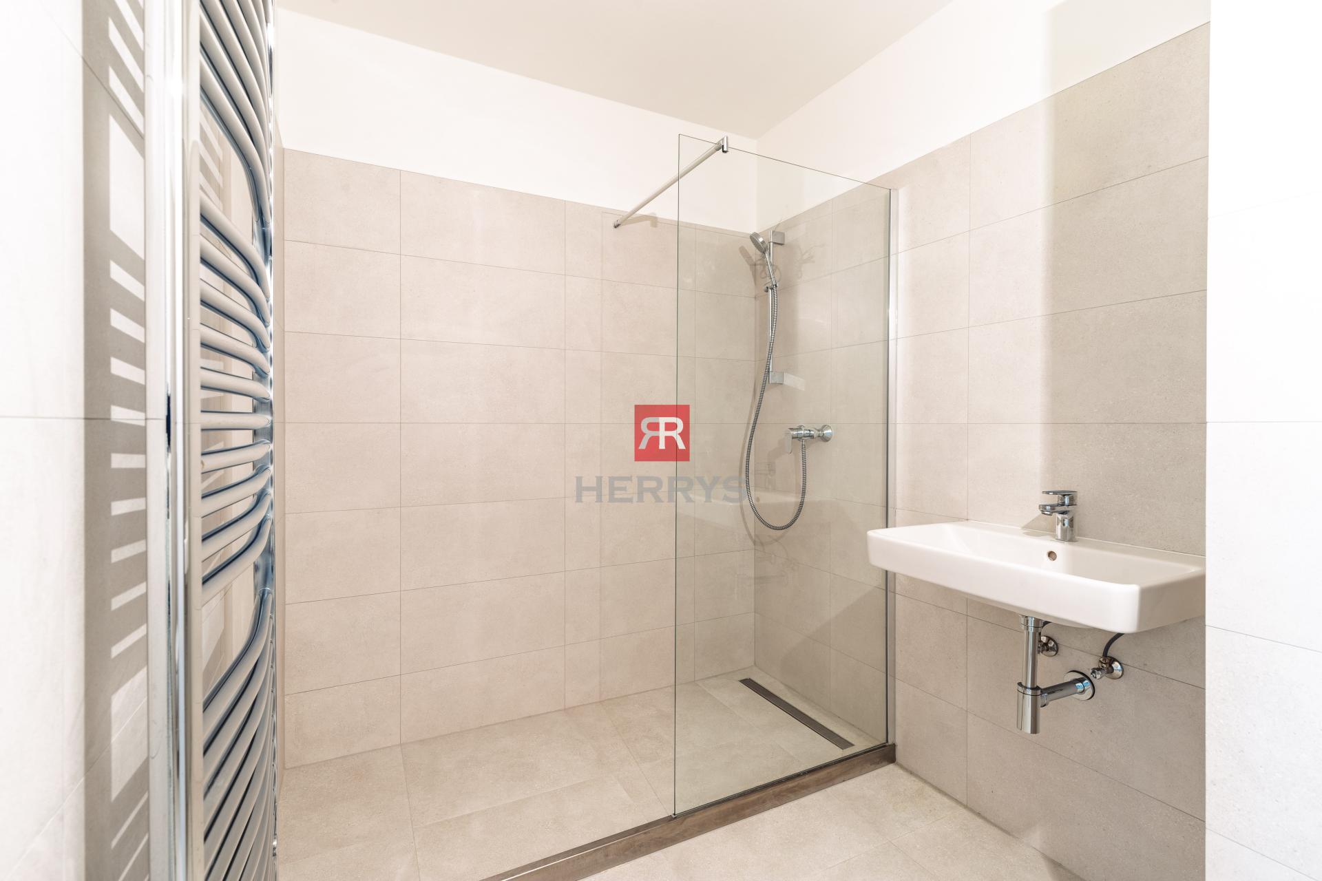 HERRYS – Na predaj&nbsp;2-izbový apartmán v centre Bratislavy orientovaný do pokojného vnútrobloku