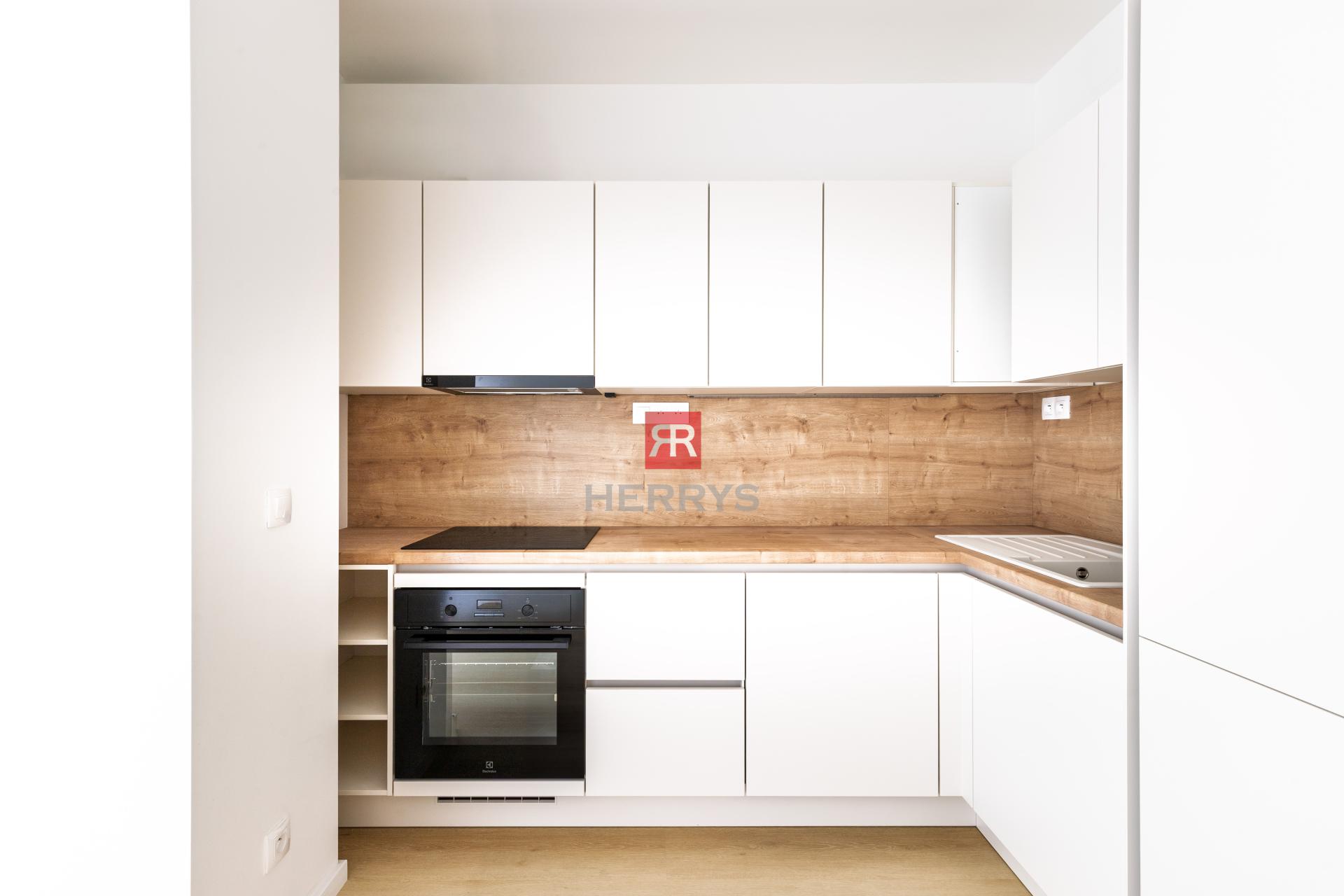 HERRYS – Na predaj&nbsp;2-izbový apartmán v centre Bratislavy orientovaný do pokojného vnútrobloku