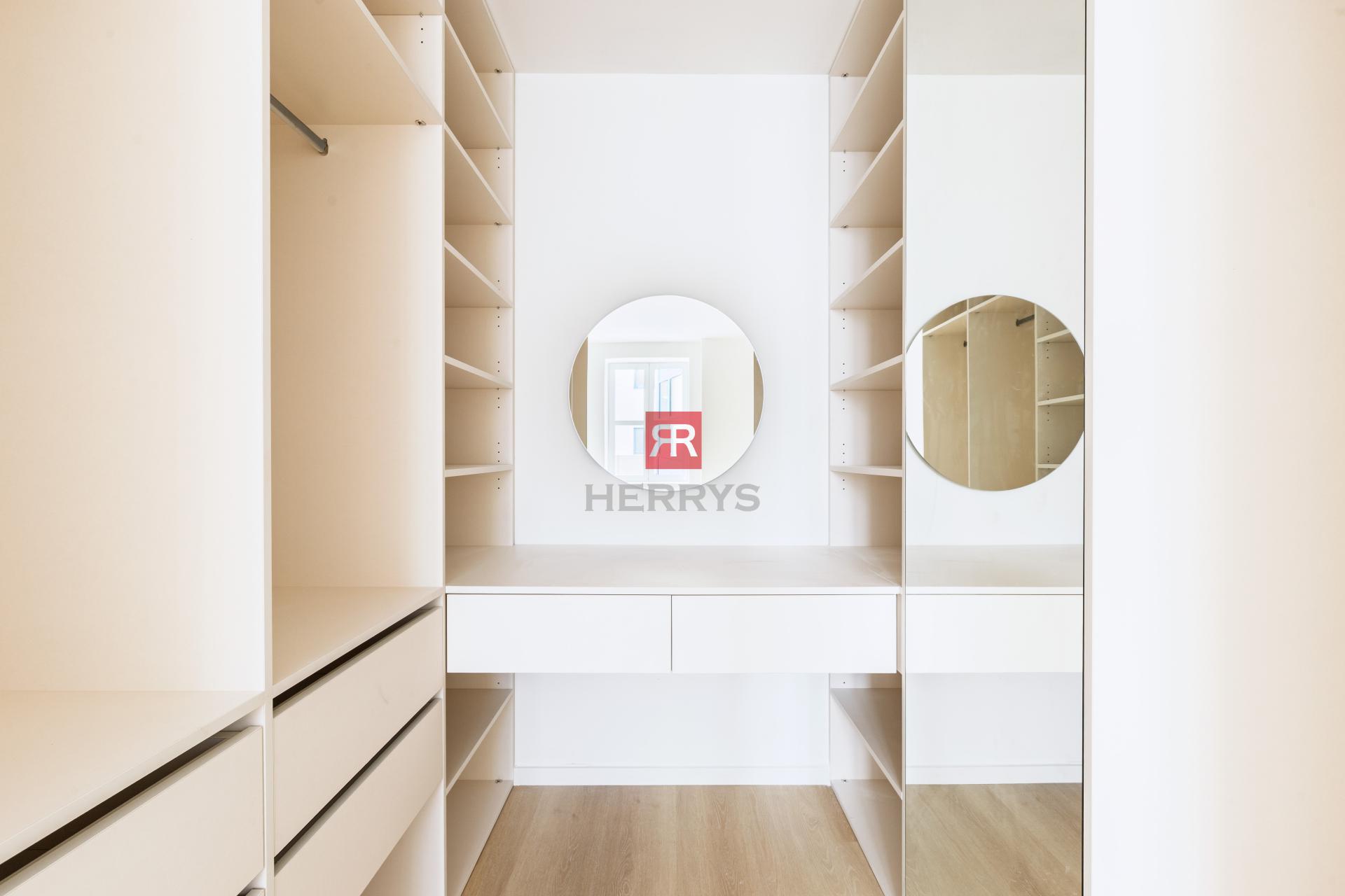 HERRYS – Na predaj&nbsp;2-izbový apartmán v centre Bratislavy orientovaný do pokojného vnútrobloku