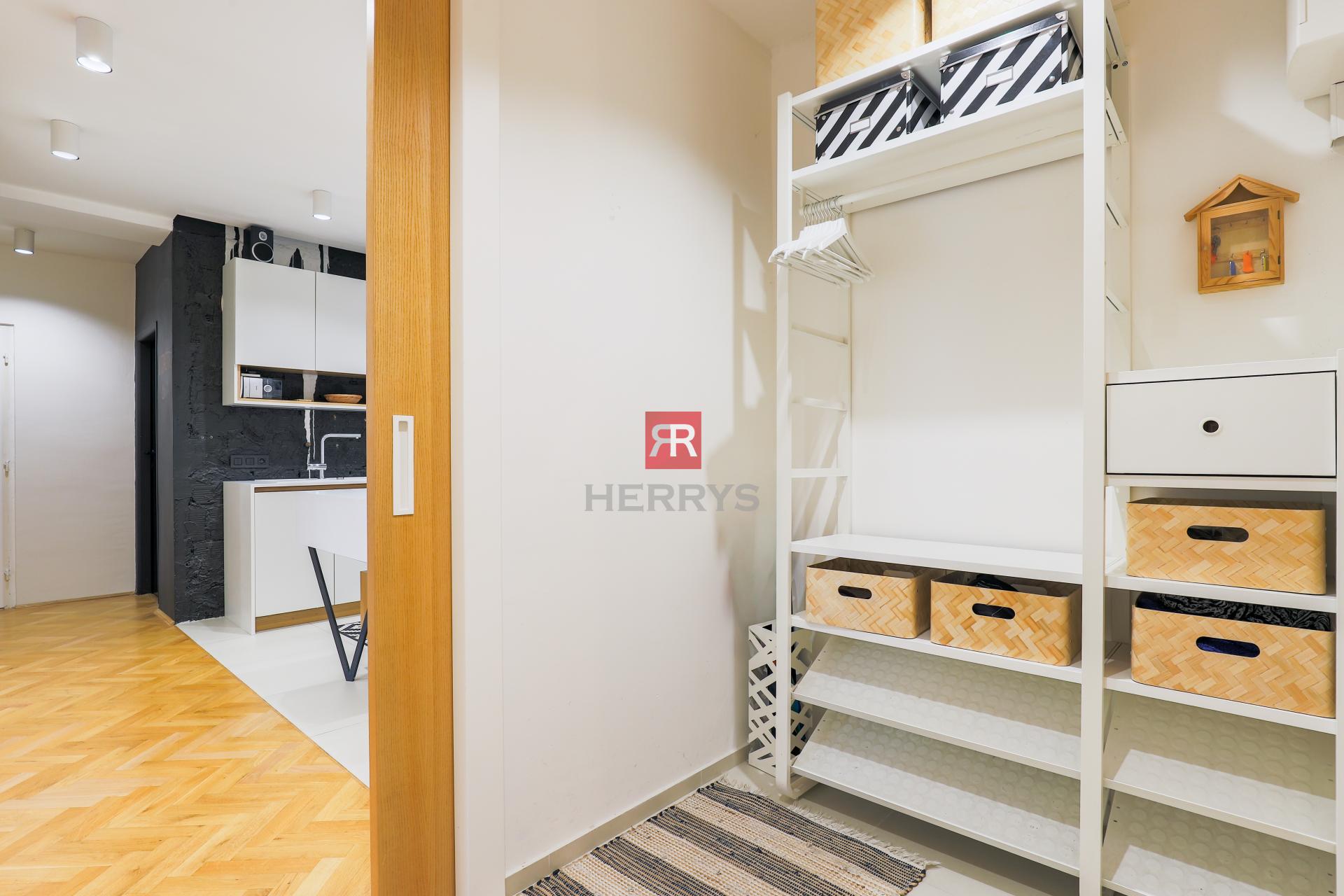 HERRYS - Na predaj priestranný 4-izbový byt po kompletnej rekonštrukcii vo vnútrobloku
