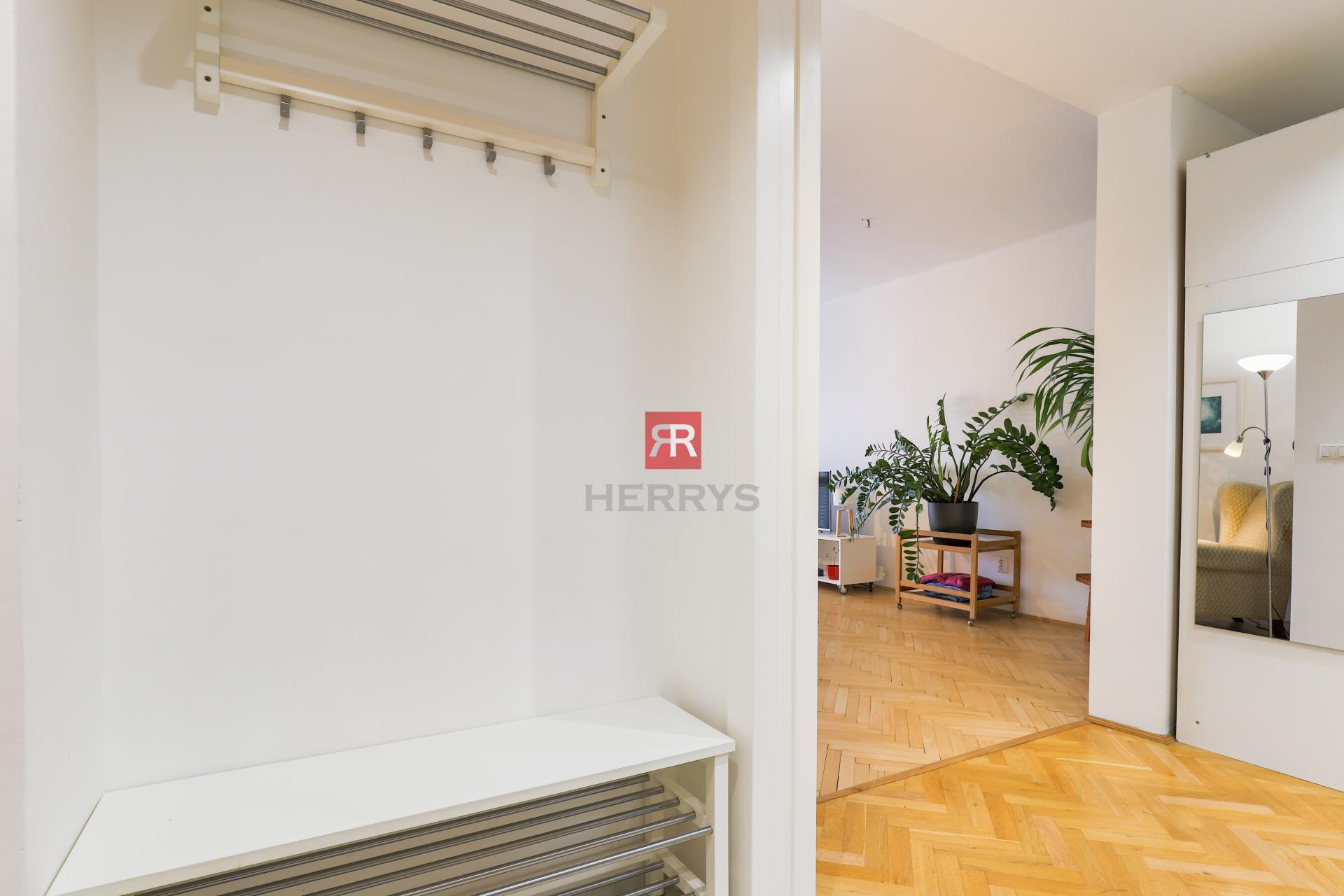 HERRYS - Na predaj priestranný 4-izbový byt po kompletnej rekonštrukcii vo vnútrobloku