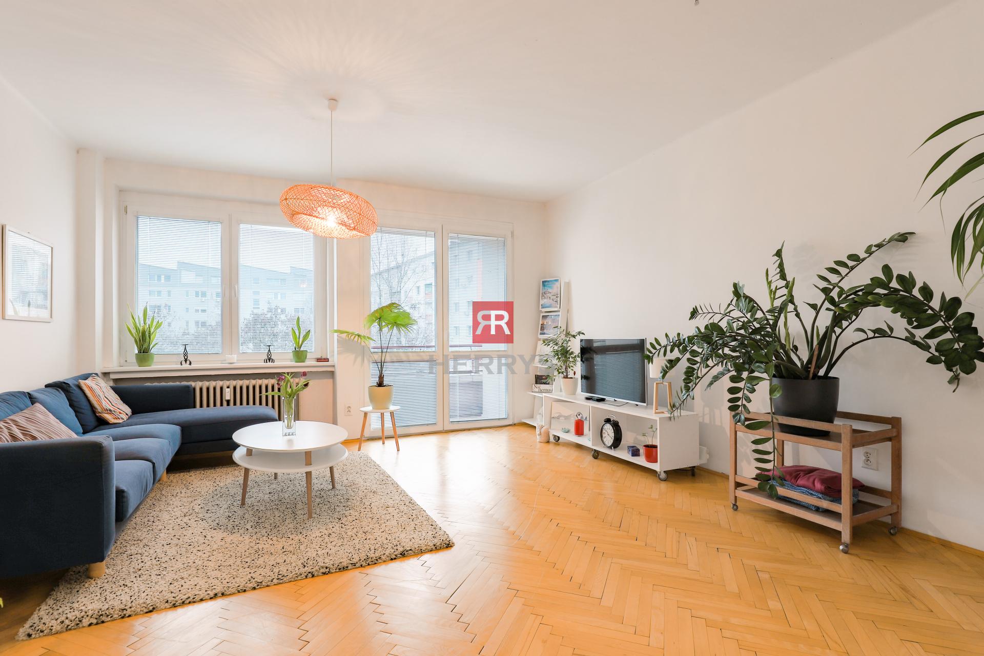 HERRYS - Na predaj priestranný 4-izbový byt po kompletnej rekonštrukcii vo vnútrobloku