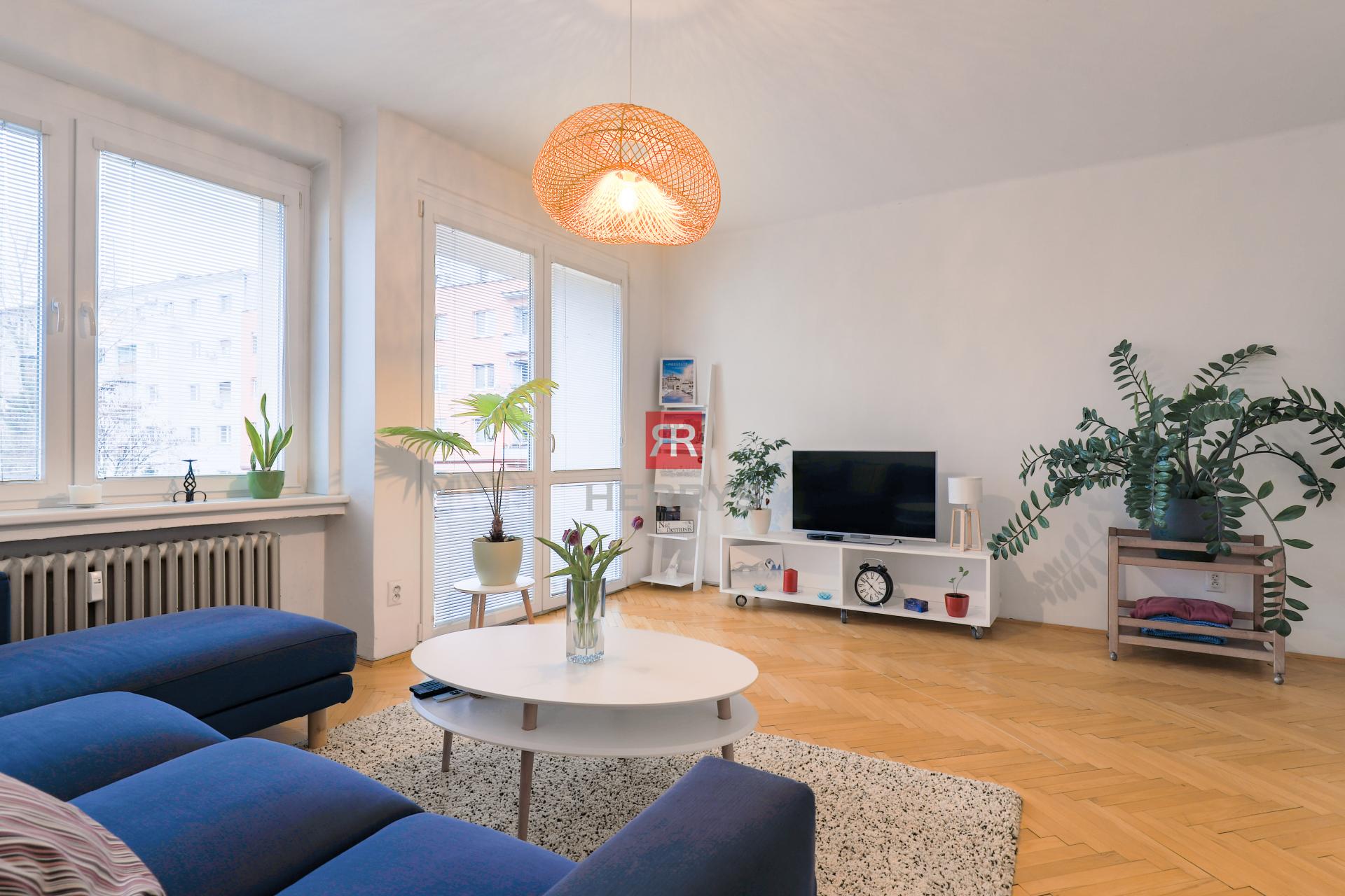 HERRYS - Na predaj priestranný 4-izbový byt po kompletnej rekonštrukcii vo vnútrobloku