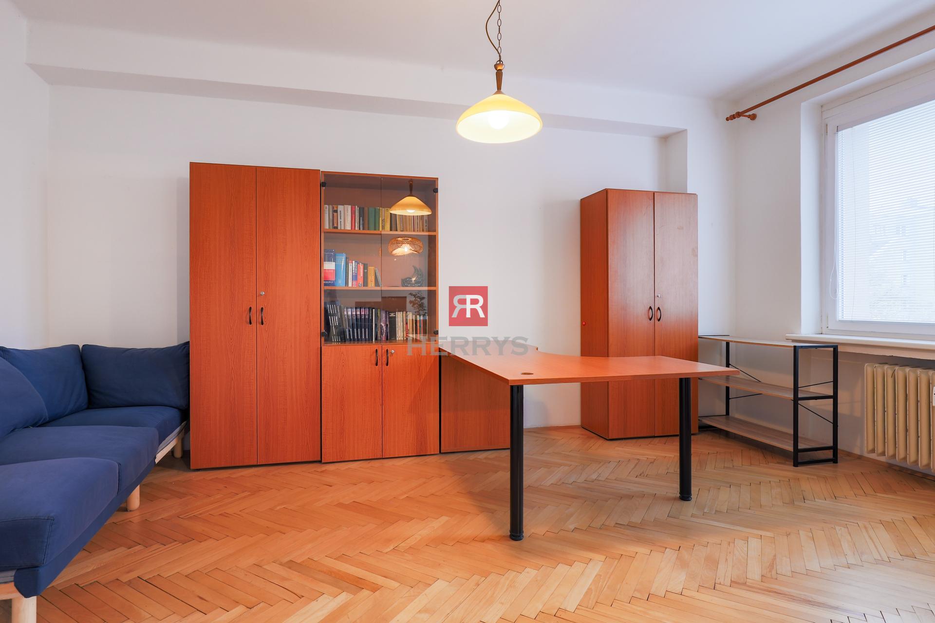 HERRYS - Na predaj priestranný 4-izbový byt po kompletnej rekonštrukcii vo vnútrobloku