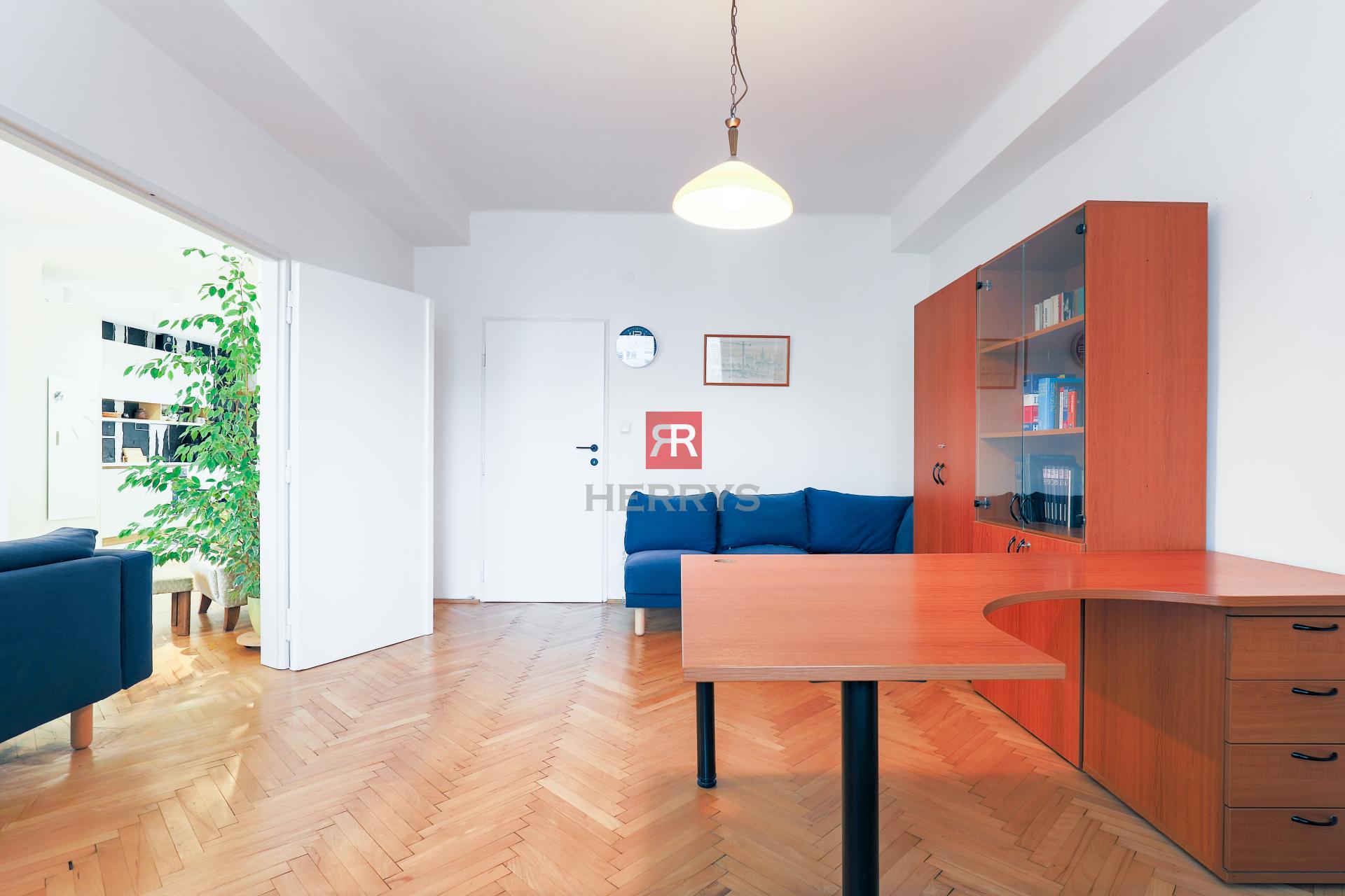 HERRYS - Na predaj priestranný 4-izbový byt po kompletnej rekonštrukcii vo vnútrobloku