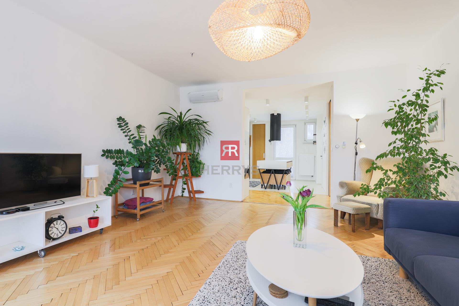 HERRYS - Na predaj priestranný 4-izbový byt po kompletnej rekonštrukcii vo vnútrobloku