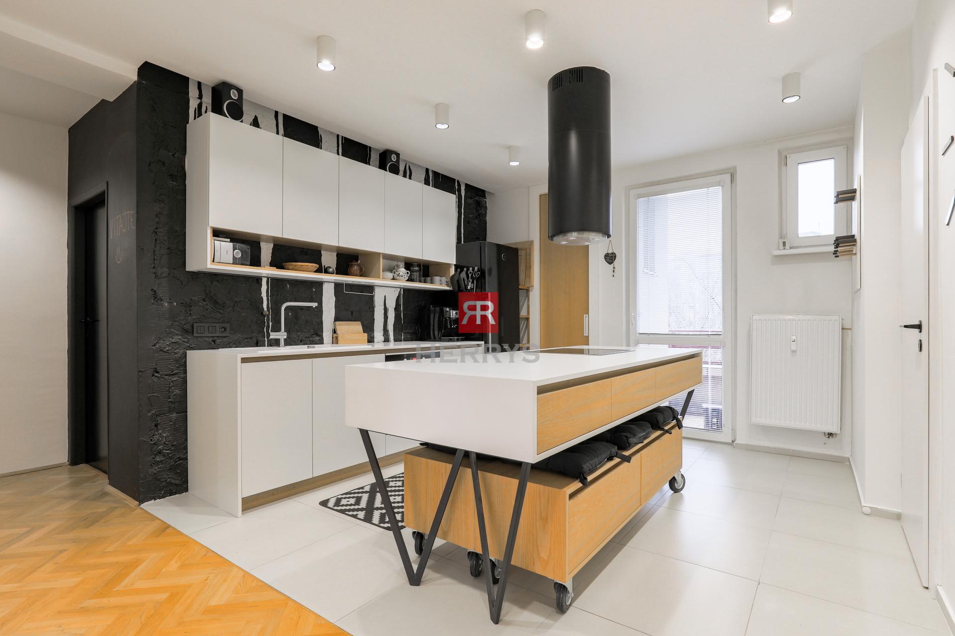 HERRYS - Na predaj priestranný 4-izbový byt po kompletnej rekonštrukcii vo vnútrobloku