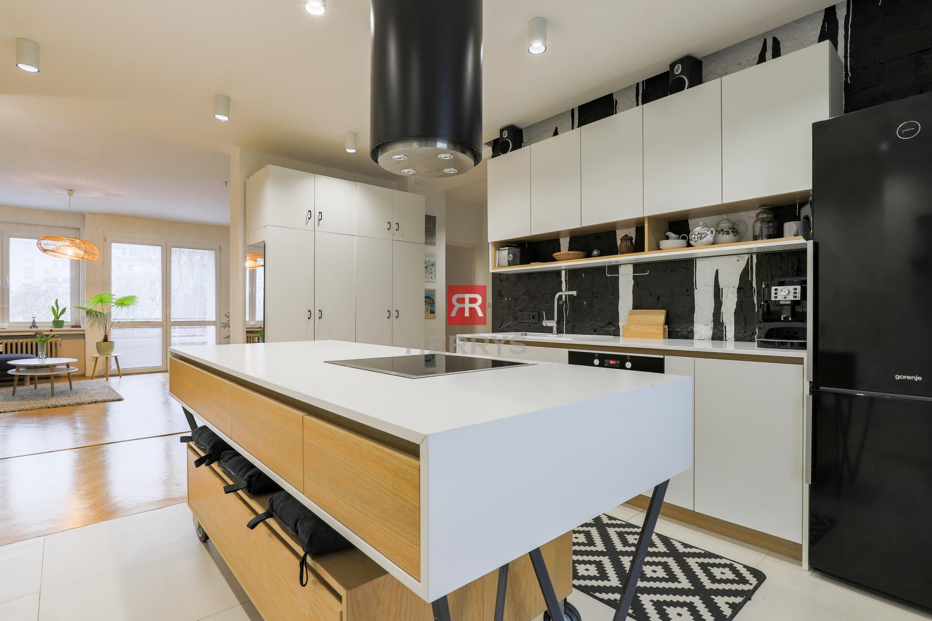 HERRYS - Na predaj priestranný 4-izbový byt po kompletnej rekonštrukcii vo vnútrobloku