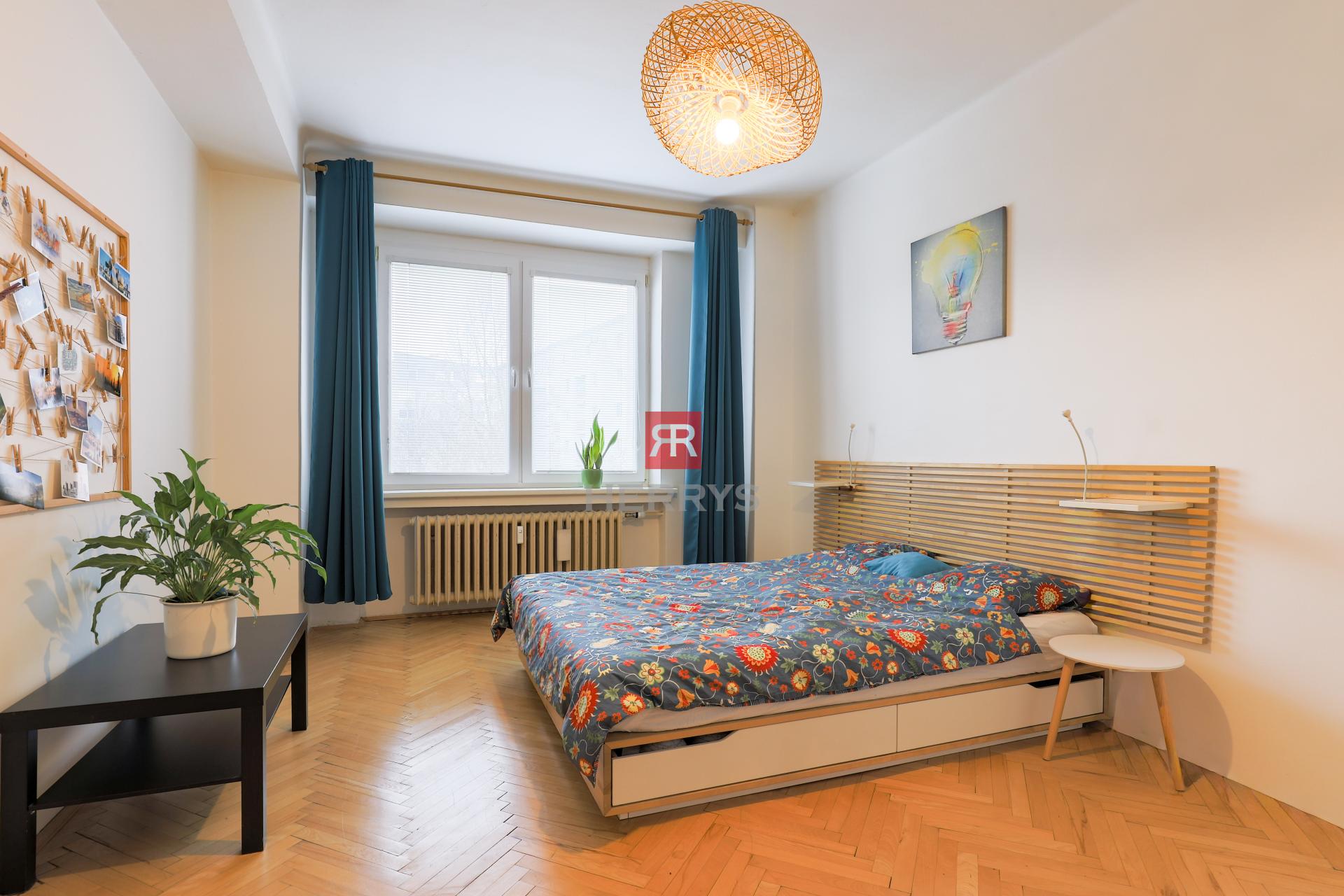 HERRYS - Na predaj priestranný 4-izbový byt po kompletnej rekonštrukcii vo vnútrobloku