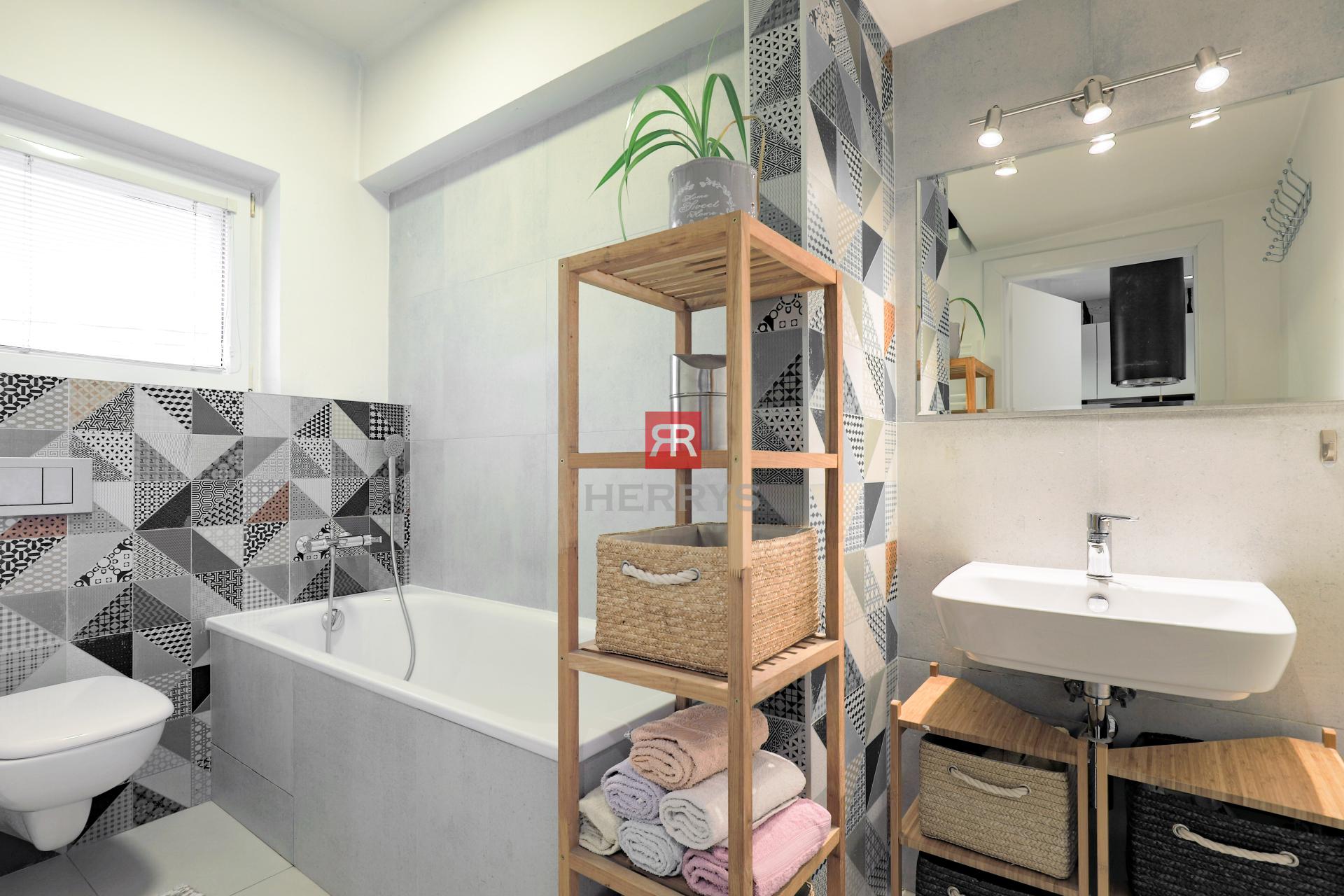 HERRYS - Na predaj priestranný 4-izbový byt po kompletnej rekonštrukcii vo vnútrobloku