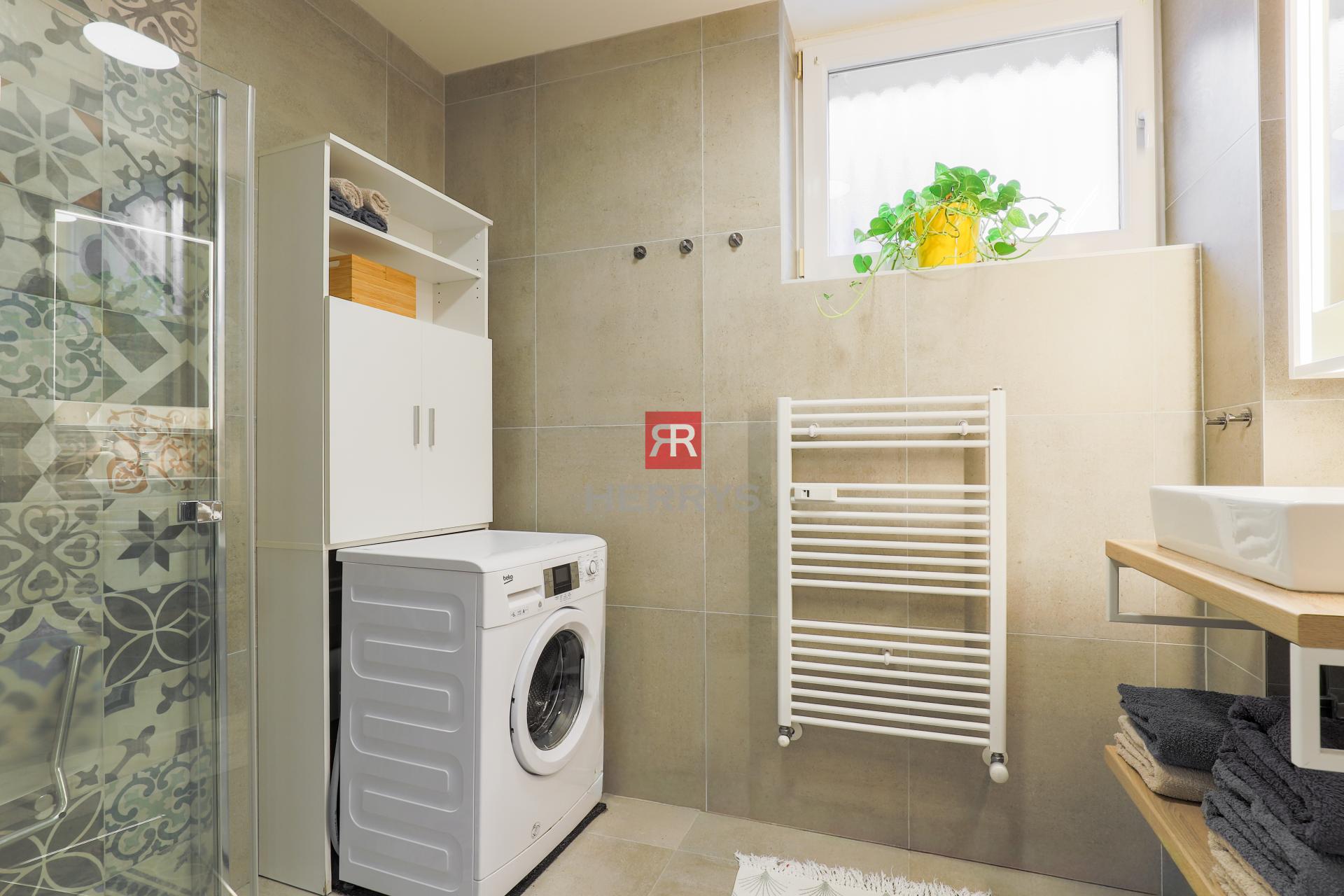 HERRYS - Na predaj priestranný 4-izbový byt po kompletnej rekonštrukcii vo vnútrobloku