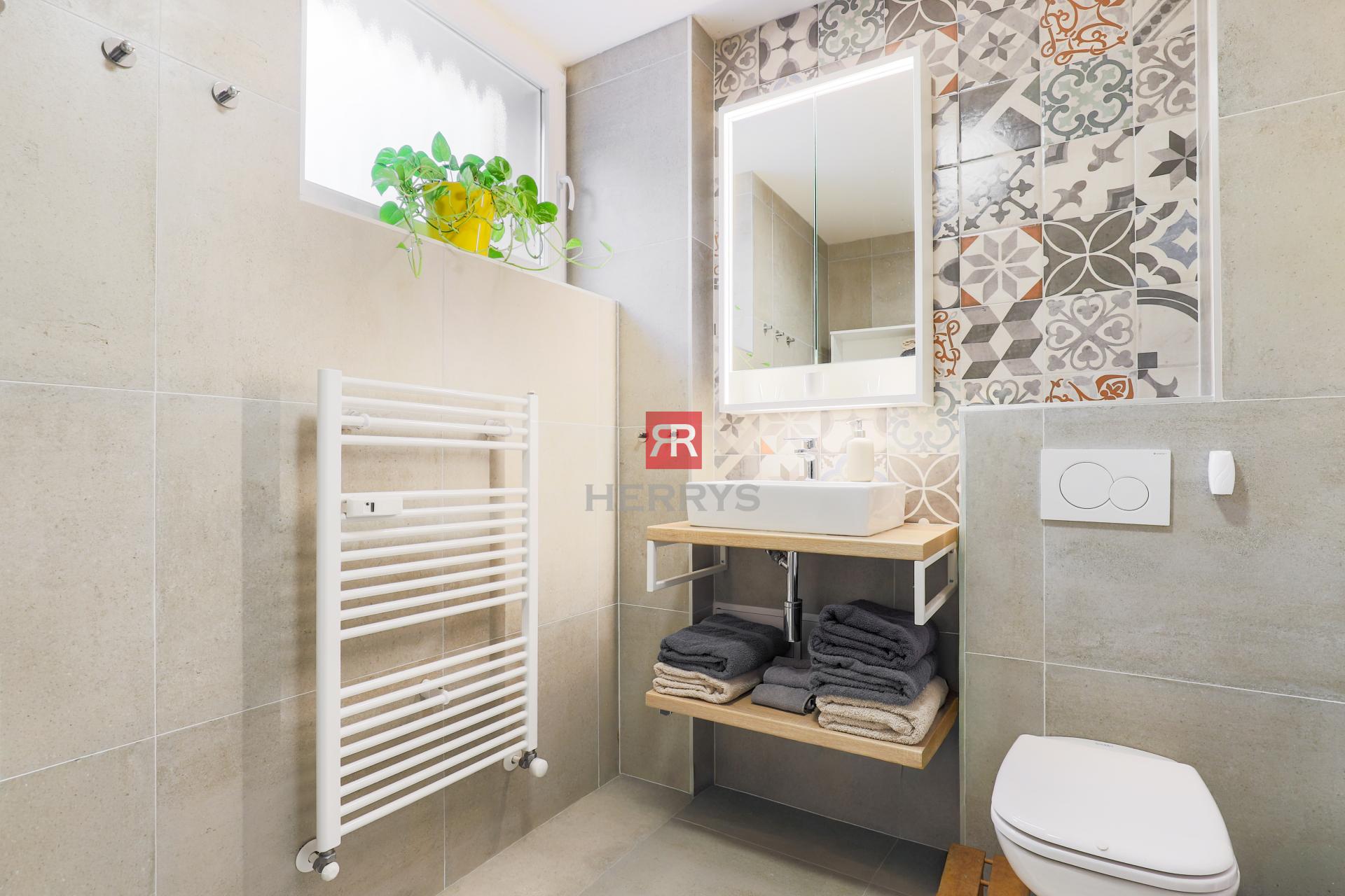 HERRYS - Na predaj priestranný 4-izbový byt po kompletnej rekonštrukcii vo vnútrobloku