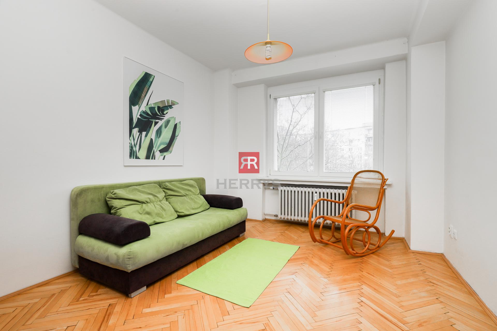 HERRYS - Na predaj priestranný 4-izbový byt po kompletnej rekonštrukcii vo vnútrobloku