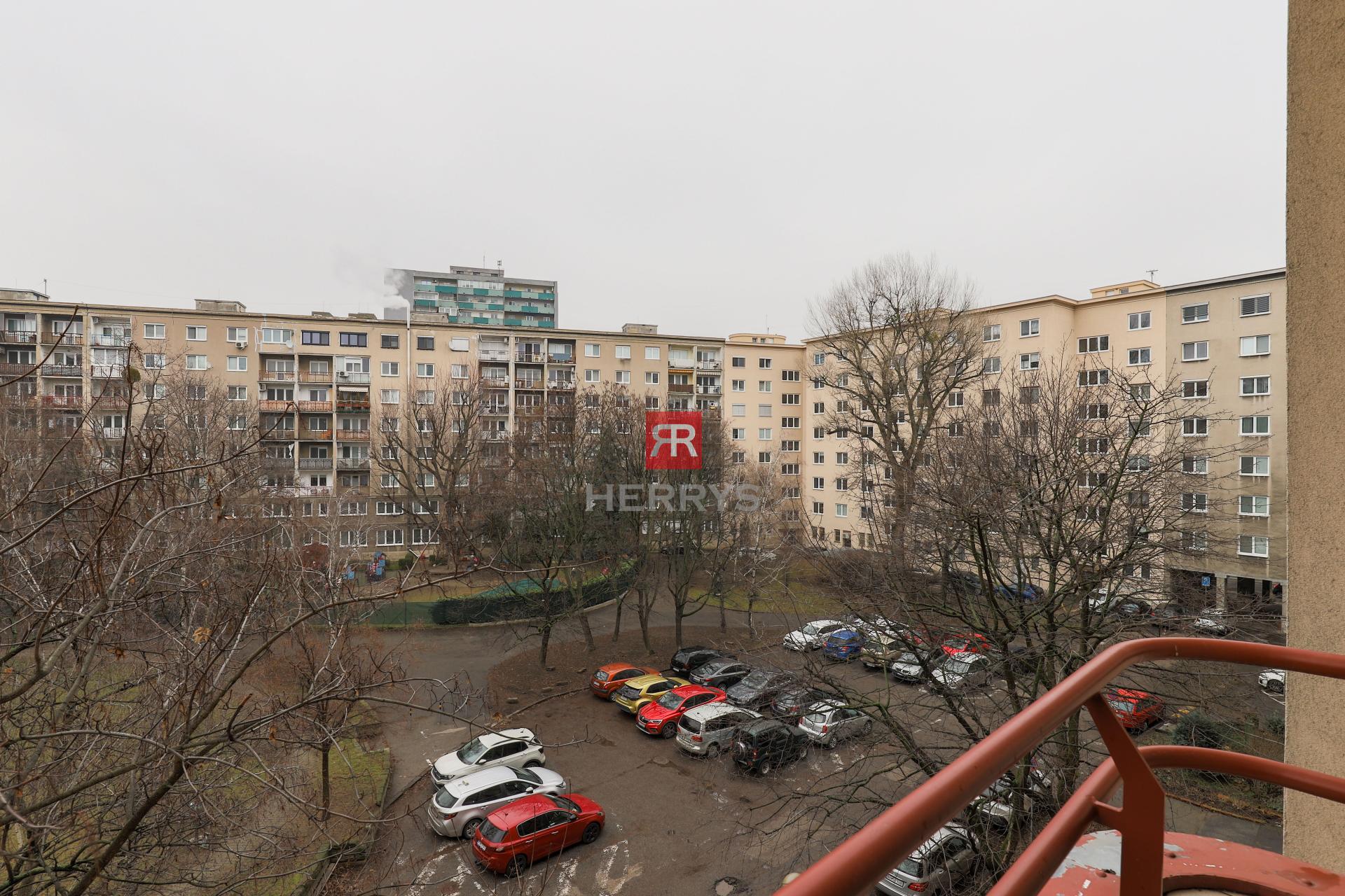 HERRYS - Na predaj priestranný 4-izbový byt po kompletnej rekonštrukcii vo vnútrobloku