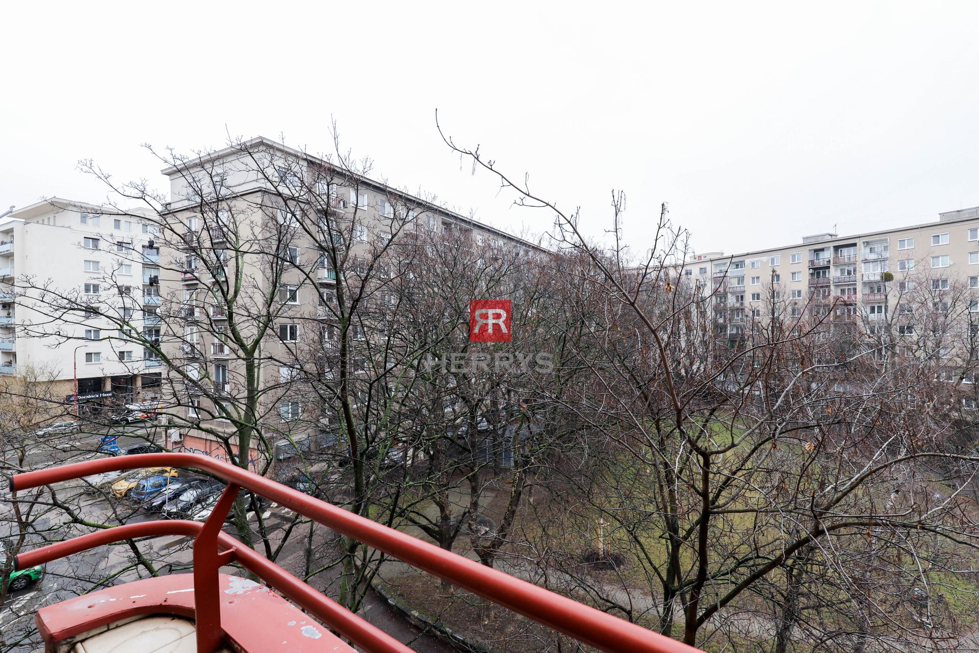 HERRYS - Na predaj priestranný 4-izbový byt po kompletnej rekonštrukcii vo vnútrobloku