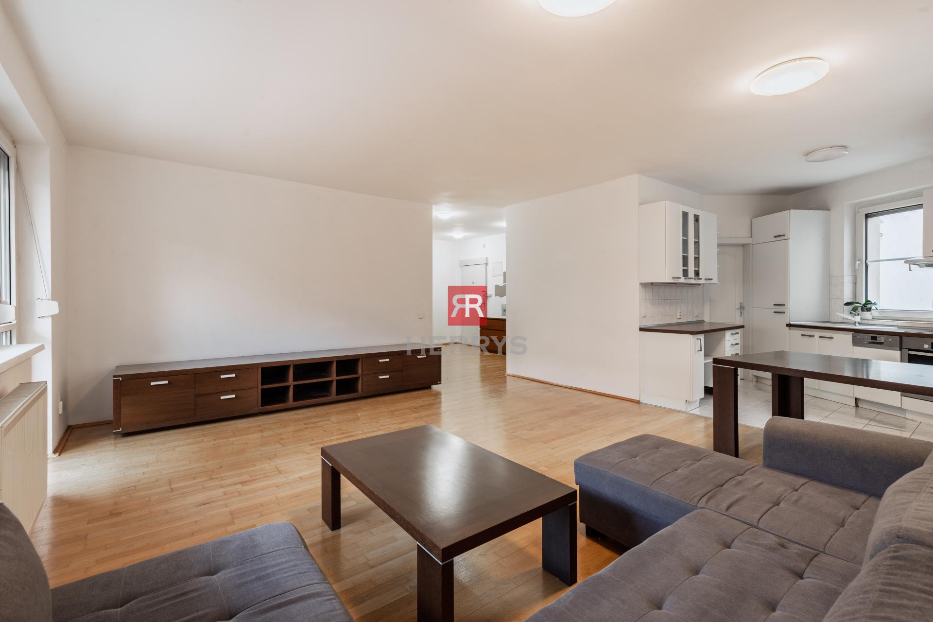 HERRYS - Na predaj priestranný slnečný 4-izbový byt s balkónom a parkovacím miestom, Tichá ulica