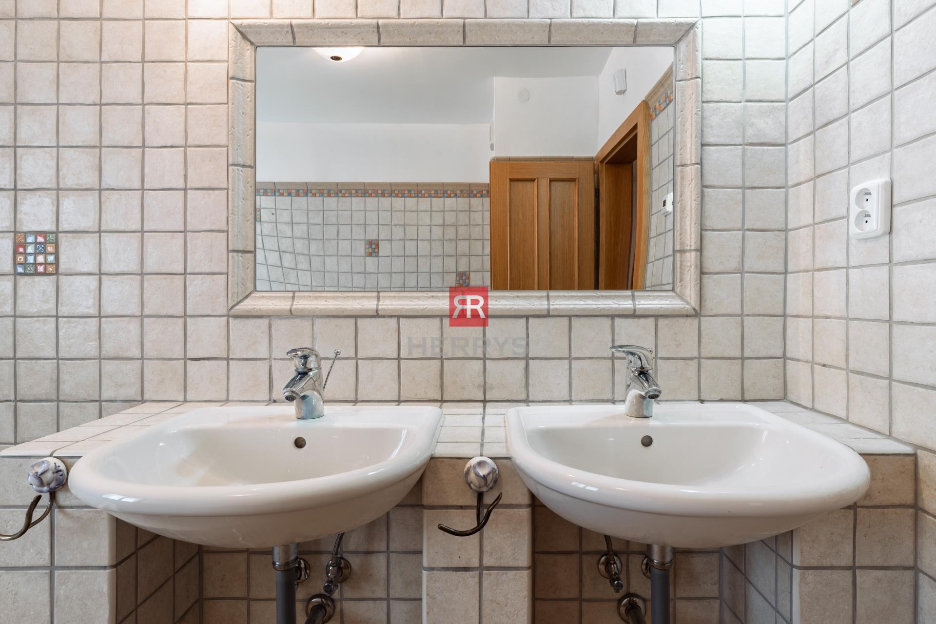 HERRYS - Na predaj 3 izbový priestranný byt v srdci Donovalov s dobrou dispozíciou, 3x parking