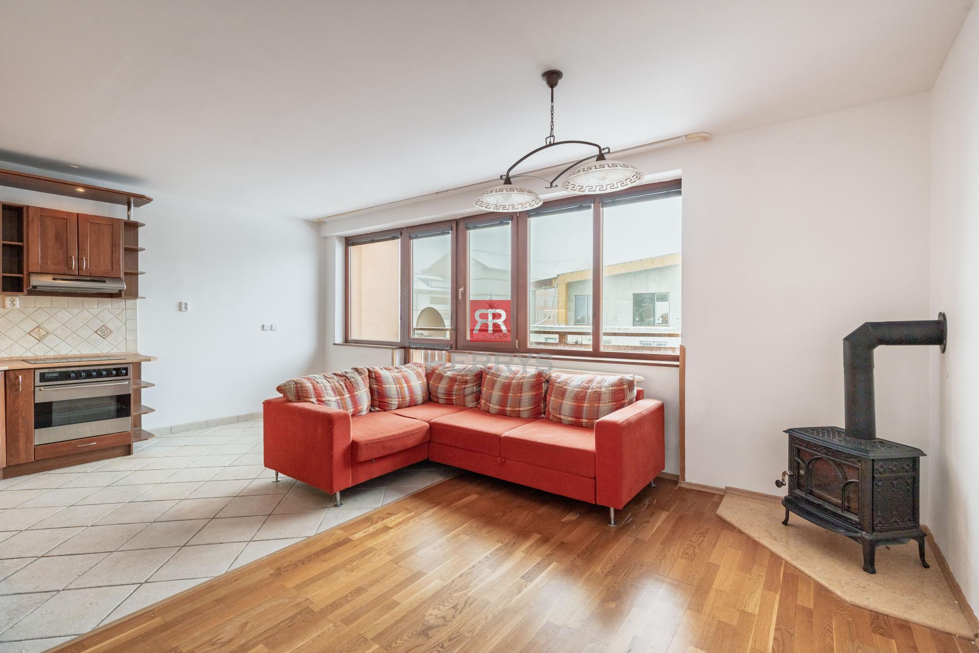 HERRYS - Na predaj 3 izbový priestranný byt v srdci Donovalov s dobrou dispozíciou, 3x parking