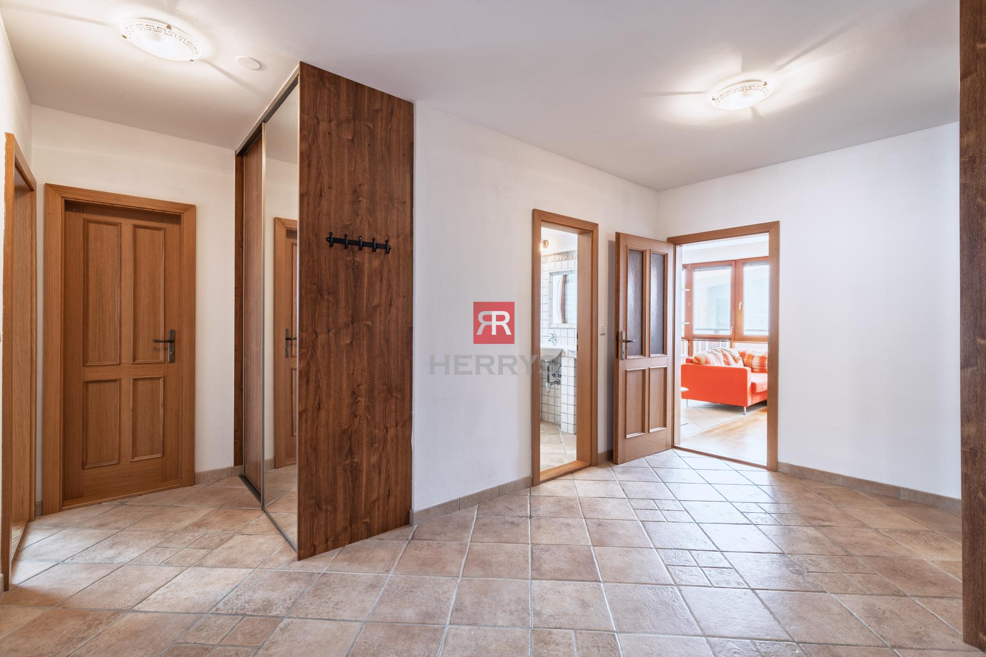 HERRYS - Na predaj 3 izbový priestranný byt v srdci Donovalov s dobrou dispozíciou, 3x parking