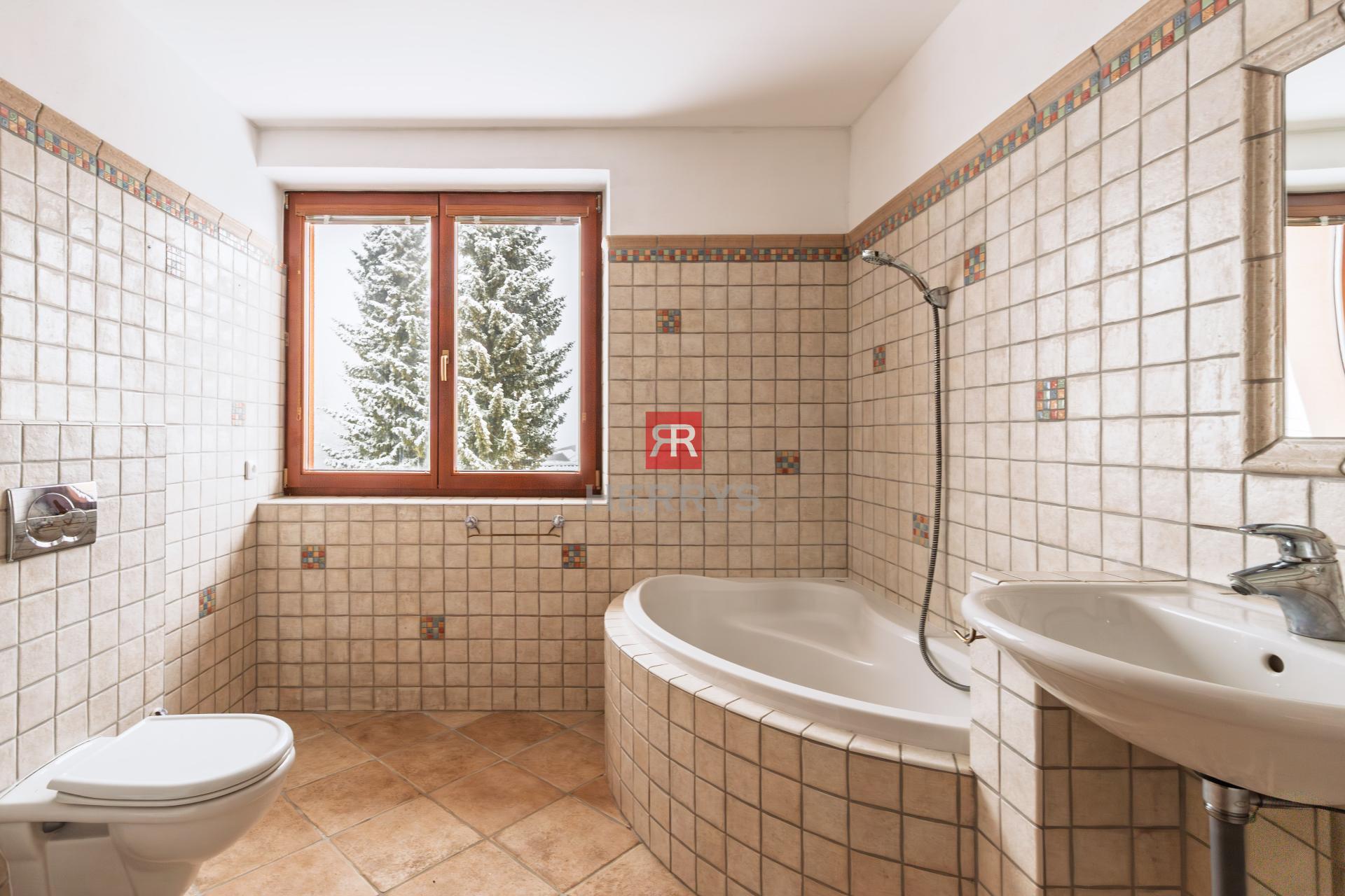 HERRYS - Na predaj 3 izbový priestranný byt v srdci Donovalov s dobrou dispozíciou, 3x parking