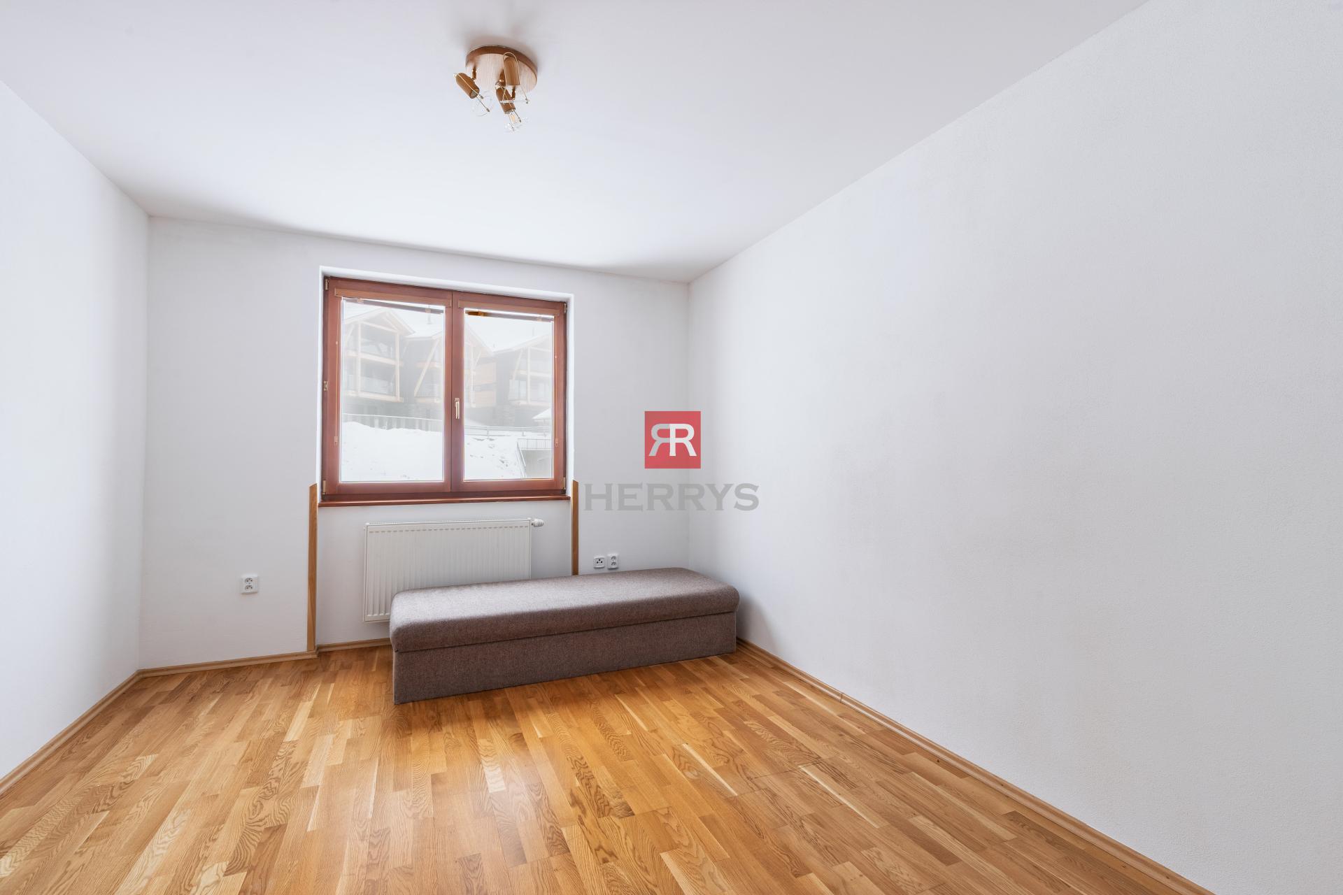 HERRYS - Na predaj 3 izbový priestranný byt v srdci Donovalov s dobrou dispozíciou, 3x parking