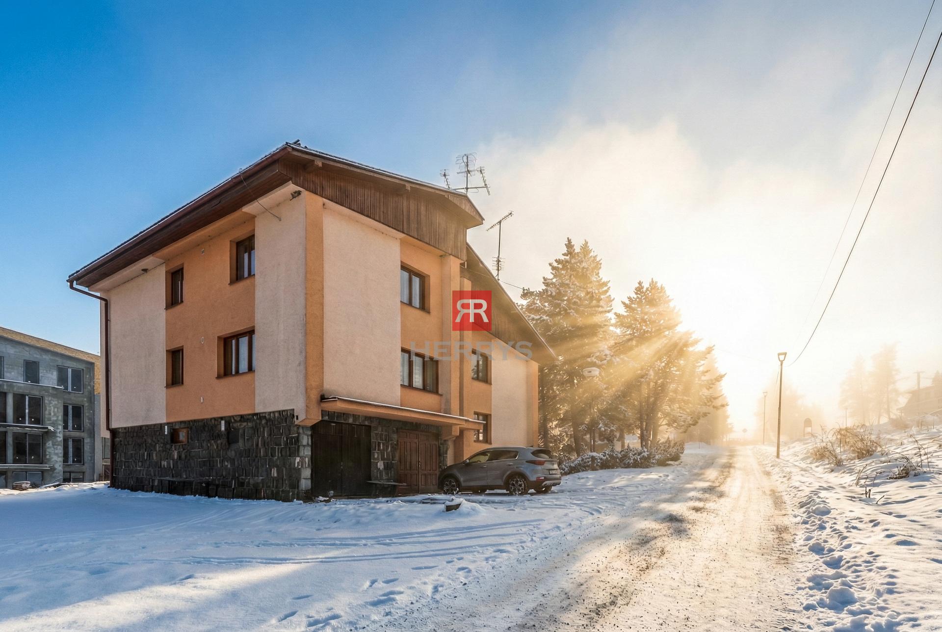 HERRYS - Na predaj 3 izbový priestranný byt v srdci Donovalov s dobrou dispozíciou, 3x parking