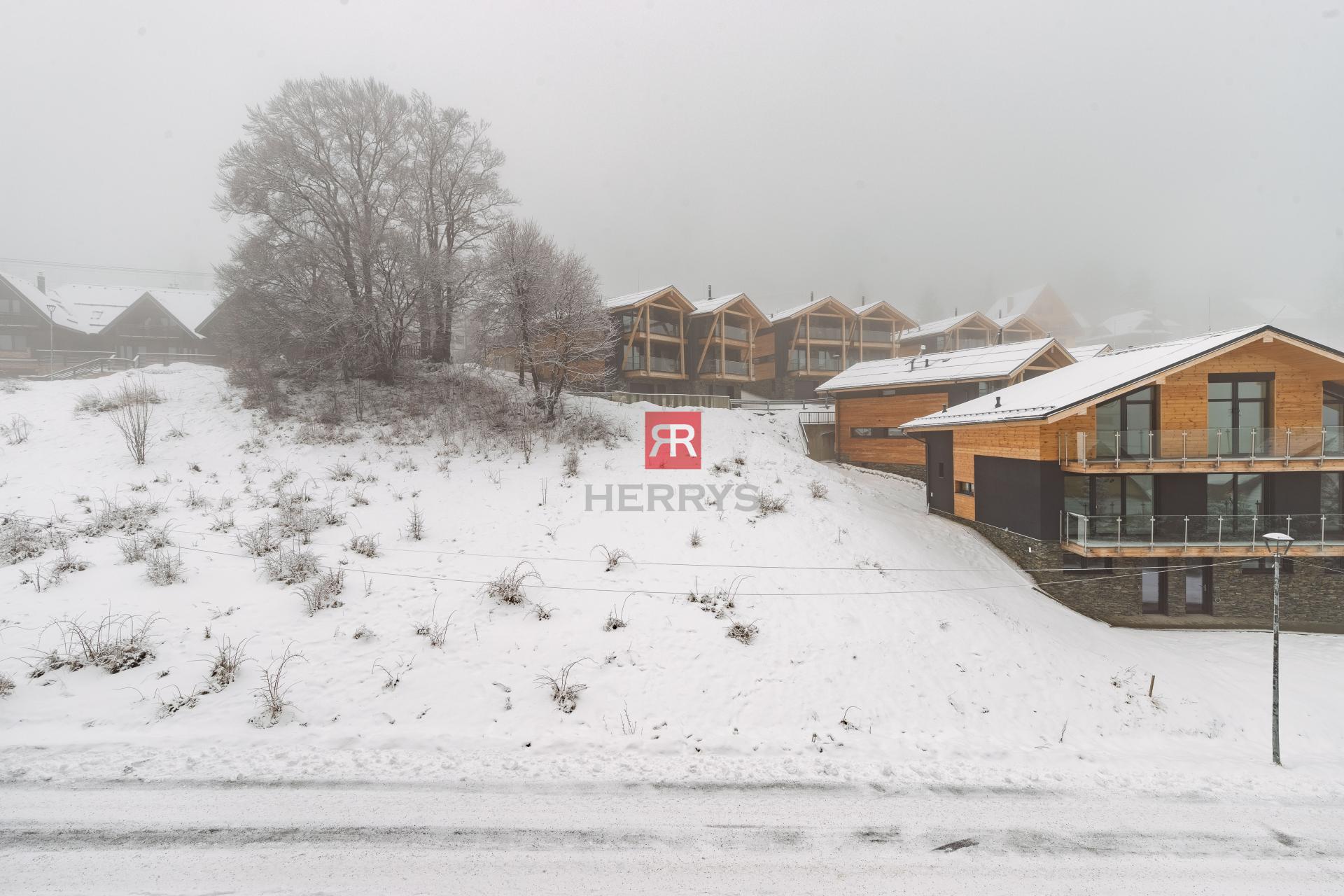 HERRYS - Na predaj 3 izbový priestranný byt v srdci Donovalov s dobrou dispozíciou, 3x parking