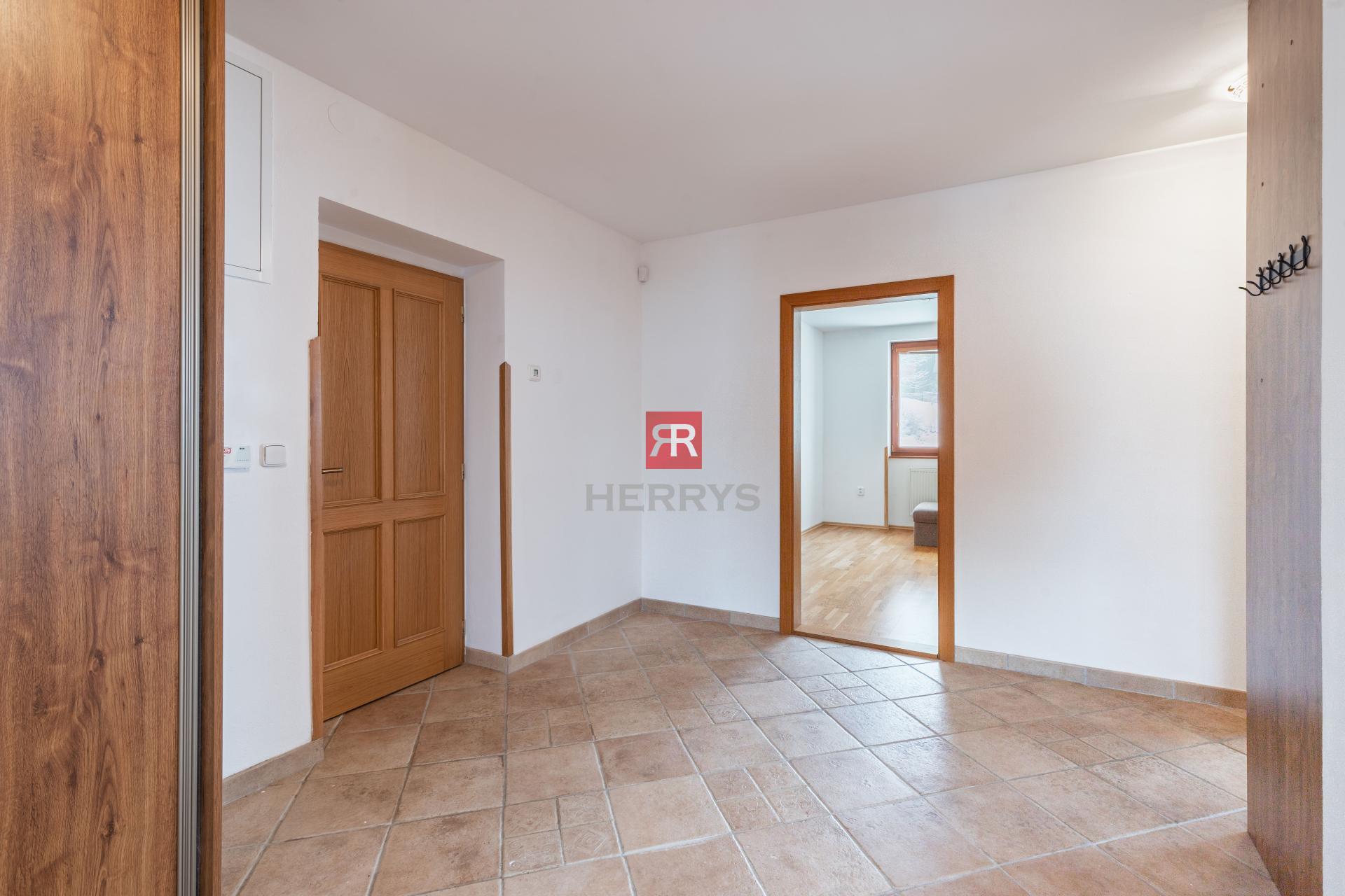 HERRYS - Na predaj 3 izbový priestranný byt v srdci Donovalov s dobrou dispozíciou, 3x parking