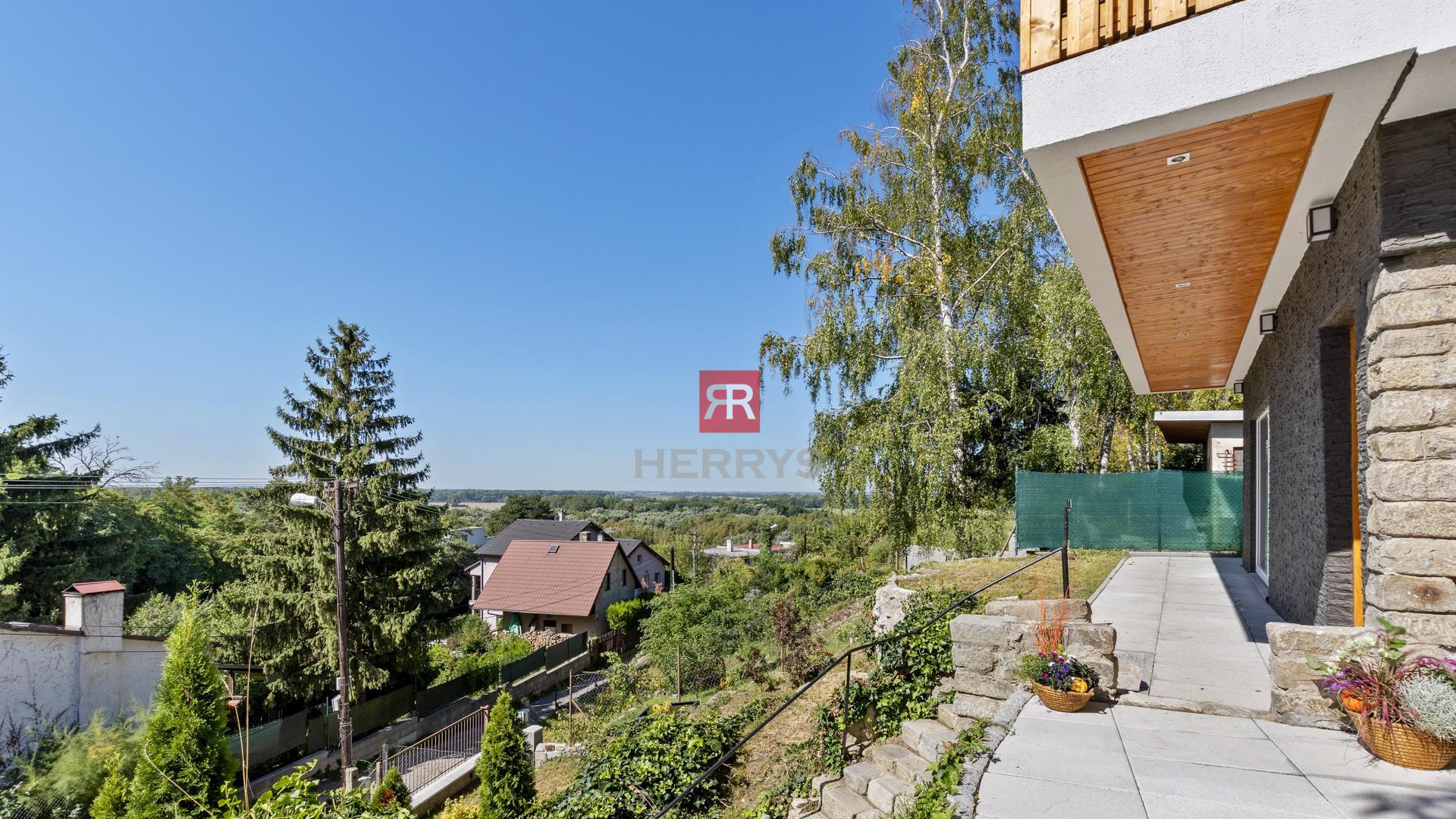 HERRYS – Na prenájom štýlový dom s krásnym pozemkom a výhľadom na hrad Devín