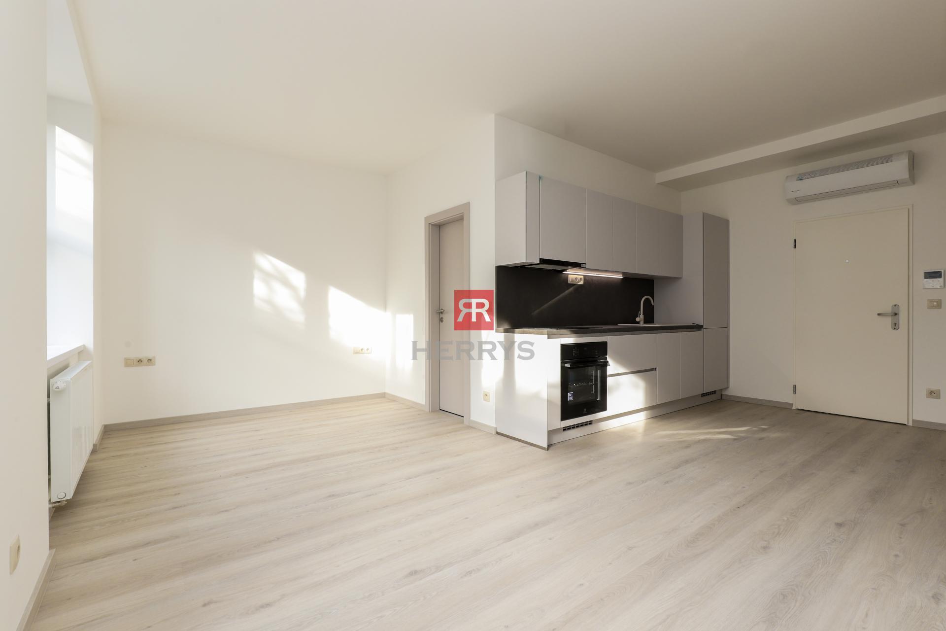 HERRYS – Na predaj atraktívny 1-izbový apartmán v&nbsp;centre, v pamiatkovej budove UNO Poštová Residence