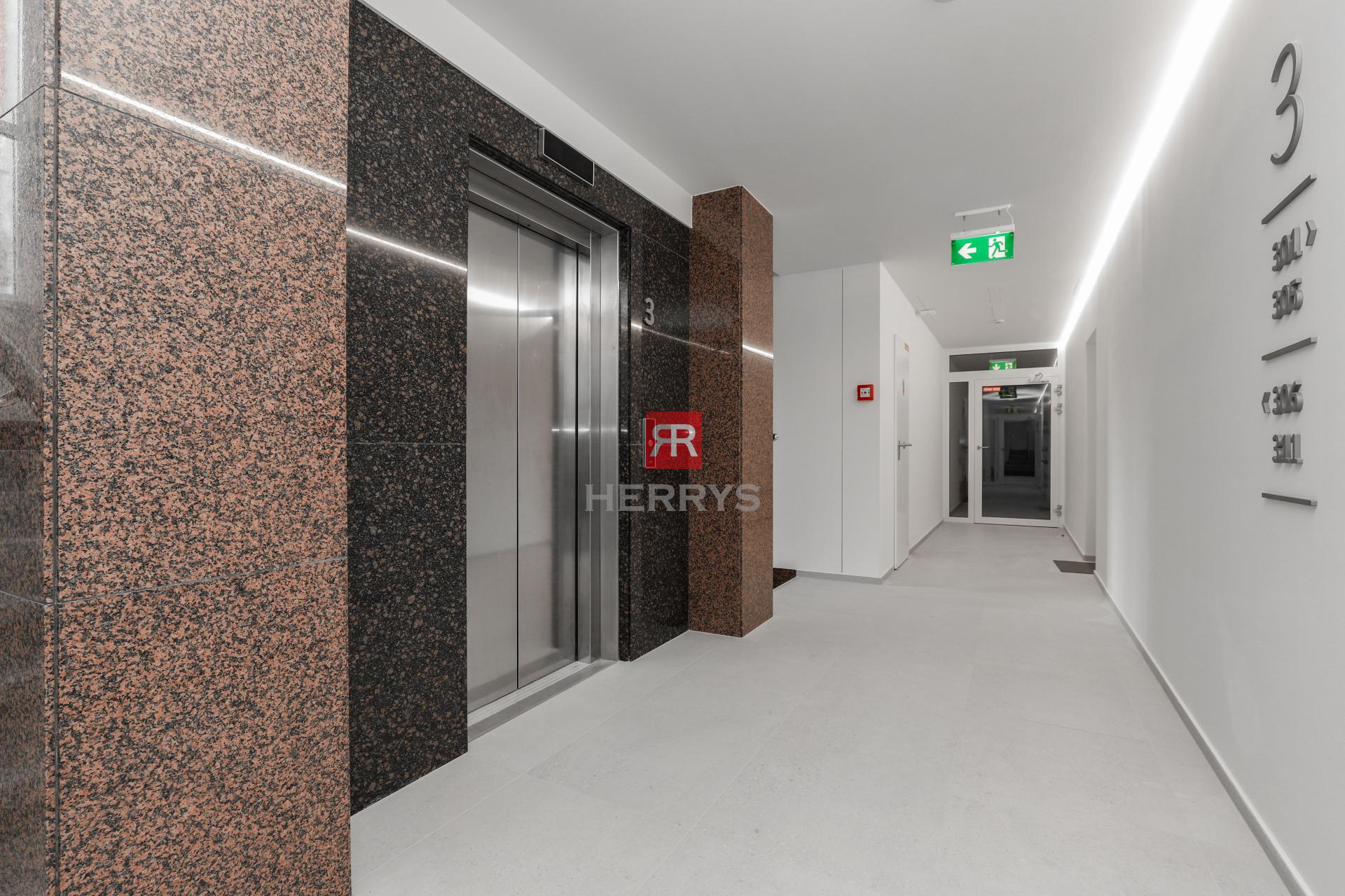 HERRYS – Na predaj atraktívny 1-izbový apartmán v&nbsp;centre, v pamiatkovej budove UNO Poštová Residence