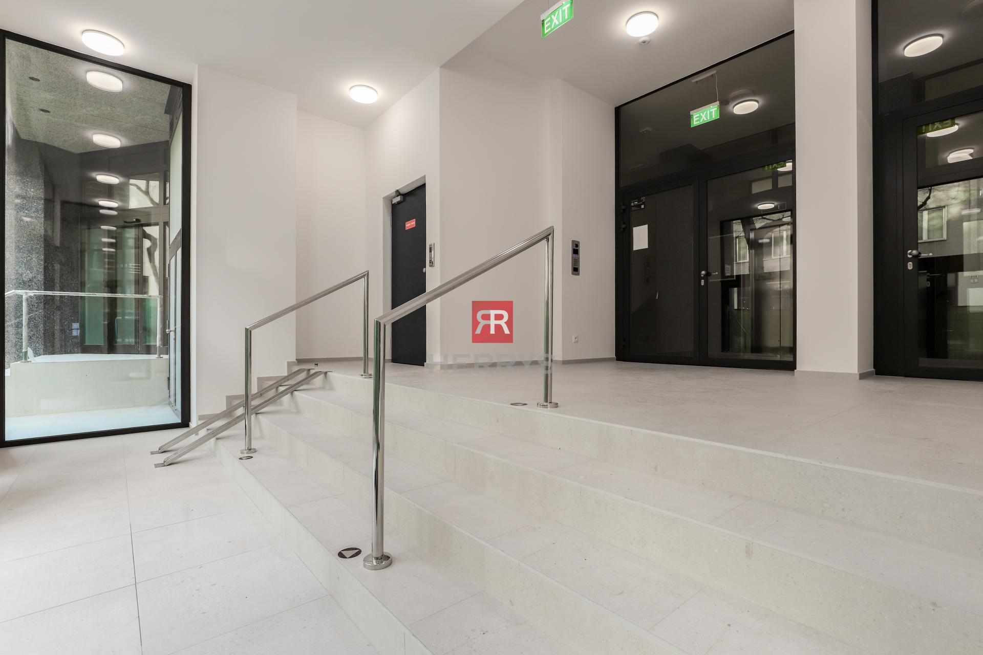 HERRYS – Na predaj atraktívny 1-izbový apartmán v&nbsp;centre, v pamiatkovej budove UNO Poštová Residence