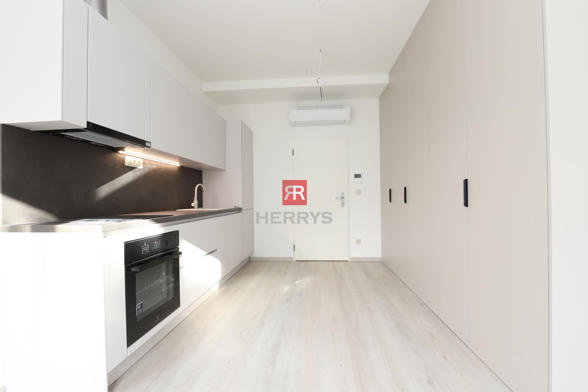 HERRYS – Na predaj atraktívny 1-izbový apartmán v&nbsp;centre, v pamiatkovej budove UNO Poštová Residence