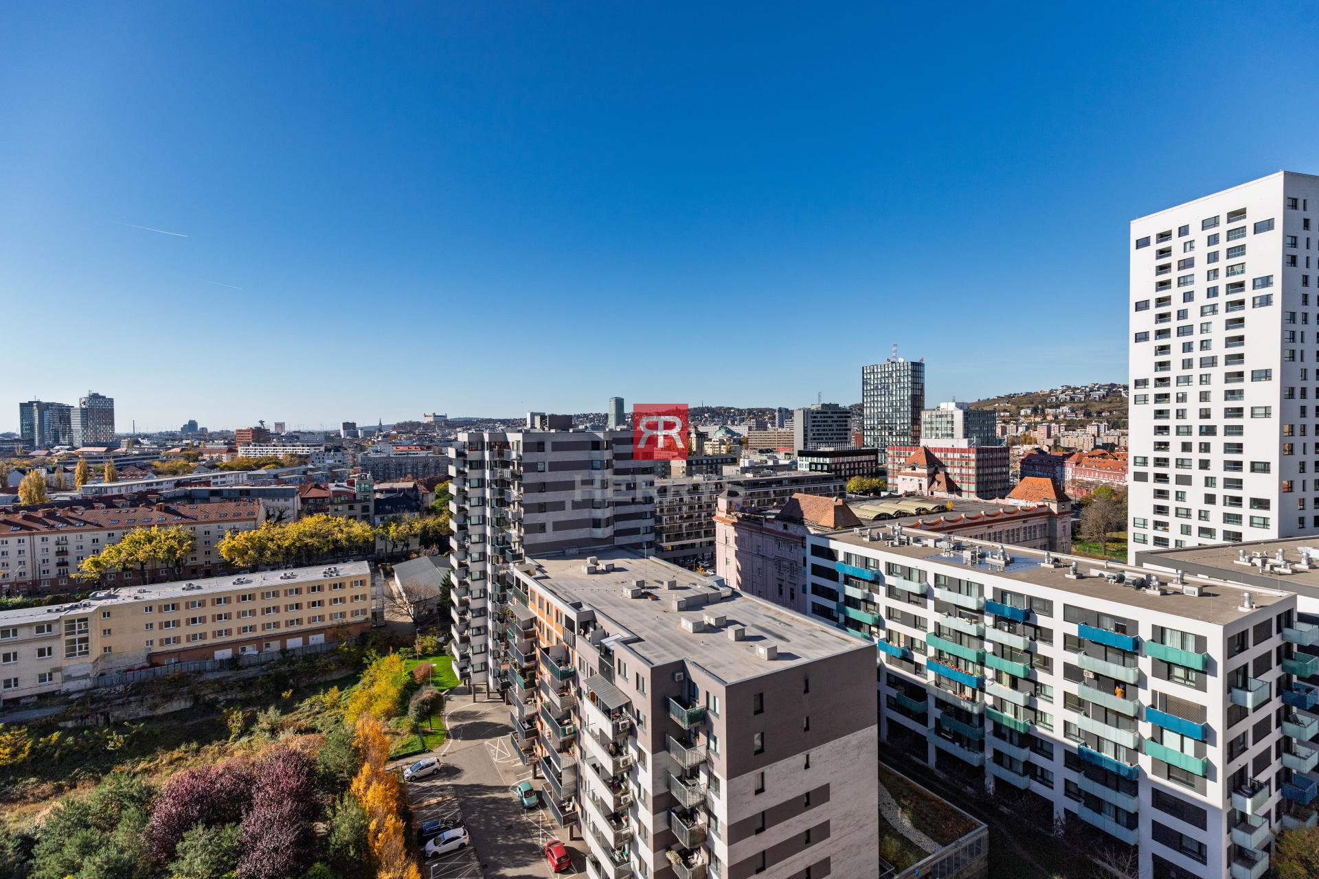 HERRYS - Na predaj priestranný 3 izbový byt s veľkou terasou a úžasným výhľadom na celé mesto