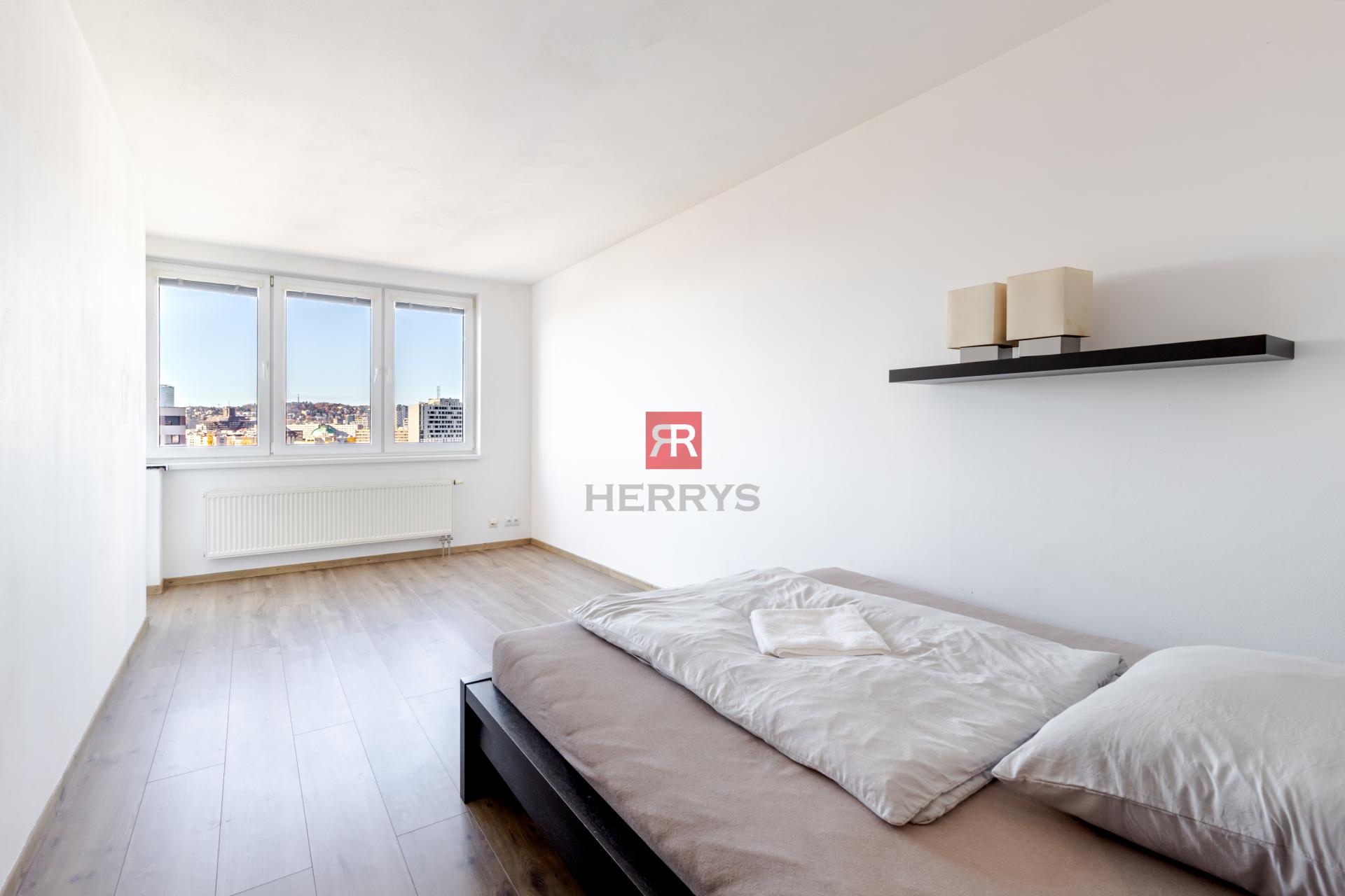 HERRYS - Na predaj priestranný 3 izbový byt s veľkou terasou a úžasným výhľadom na celé mesto