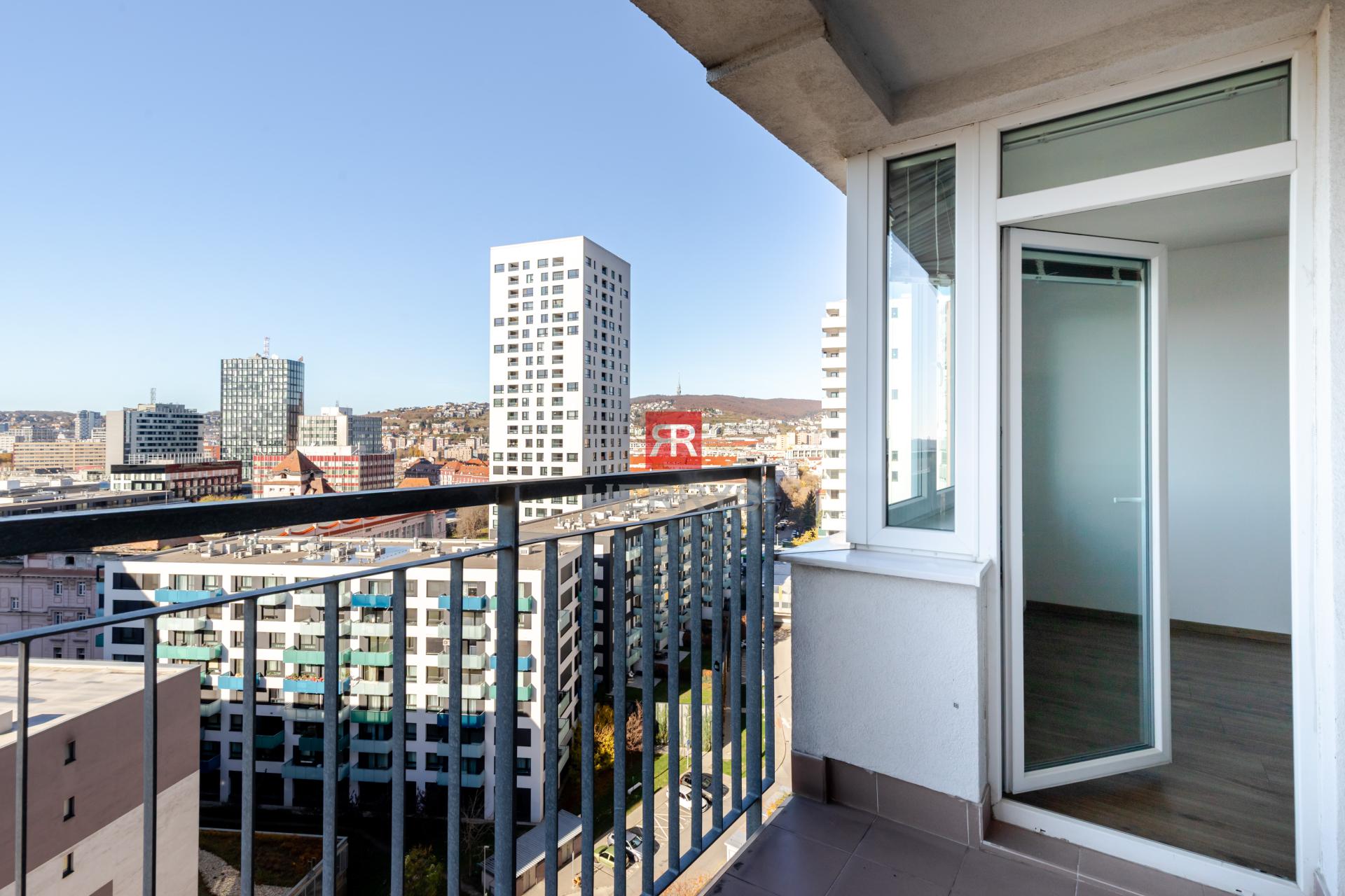 HERRYS - Na predaj priestranný 3 izbový byt s veľkou terasou a úžasným výhľadom na celé mesto