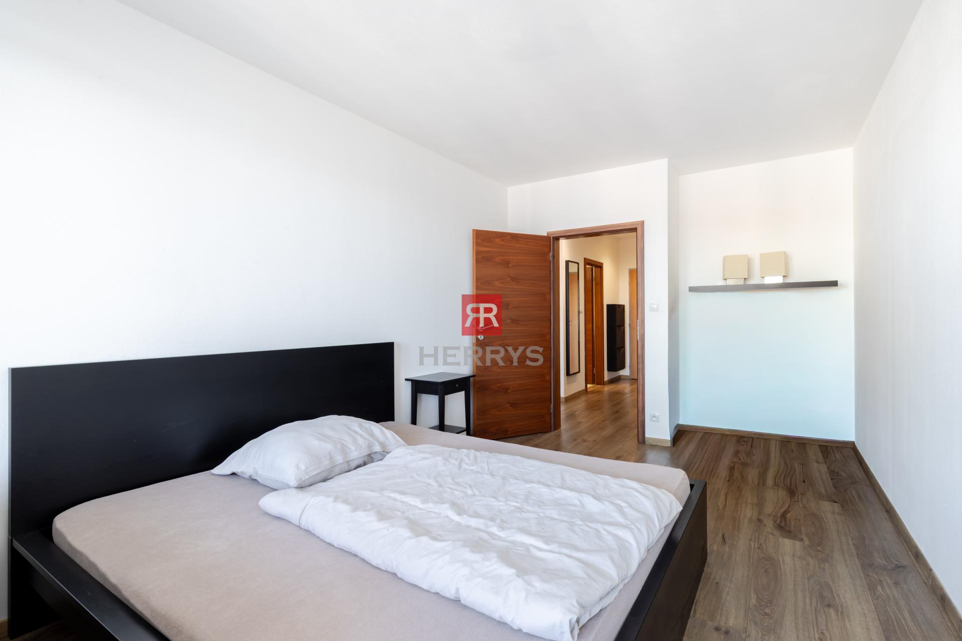 HERRYS - Na predaj priestranný 3 izbový byt s veľkou terasou a úžasným výhľadom na celé mesto