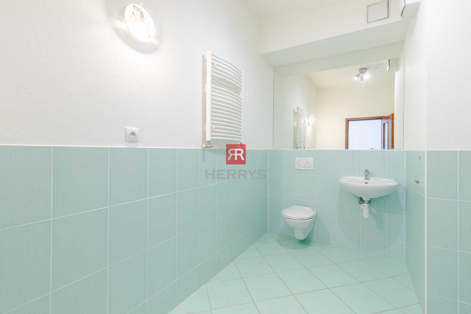 HERRYS - Na predaj priestranný 3 izbový byt s veľkou terasou a úžasným výhľadom na celé mesto