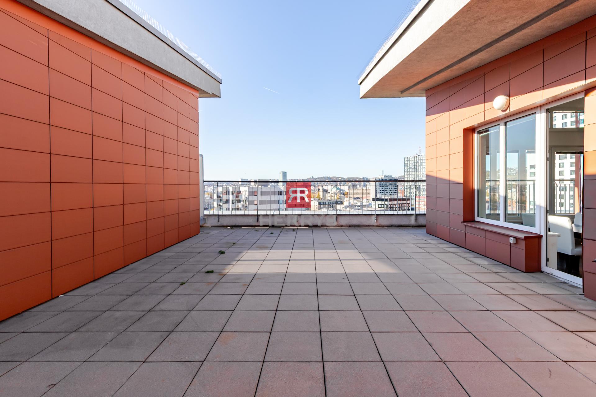 HERRYS - Na predaj priestranný 3 izbový byt s veľkou terasou a úžasným výhľadom na celé mesto