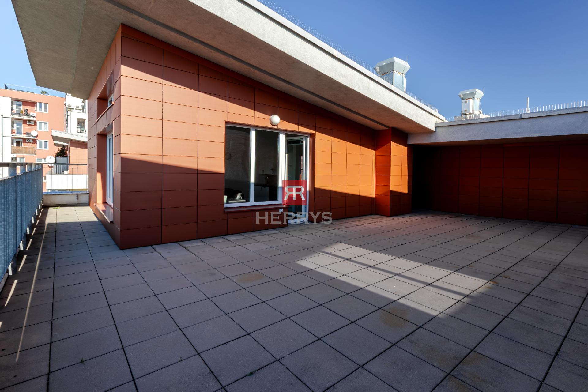 HERRYS - Na predaj priestranný 3 izbový byt s veľkou terasou a úžasným výhľadom na celé mesto