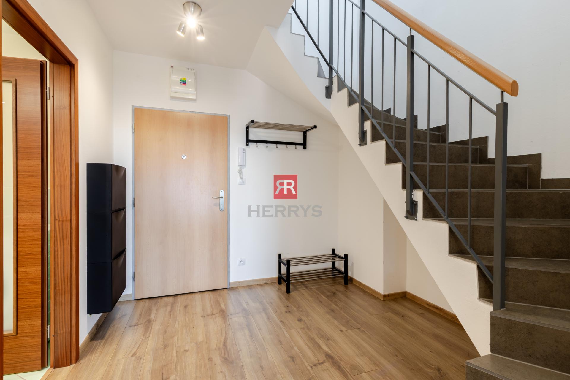 HERRYS - Na predaj priestranný 3 izbový byt s veľkou terasou a úžasným výhľadom na celé mesto