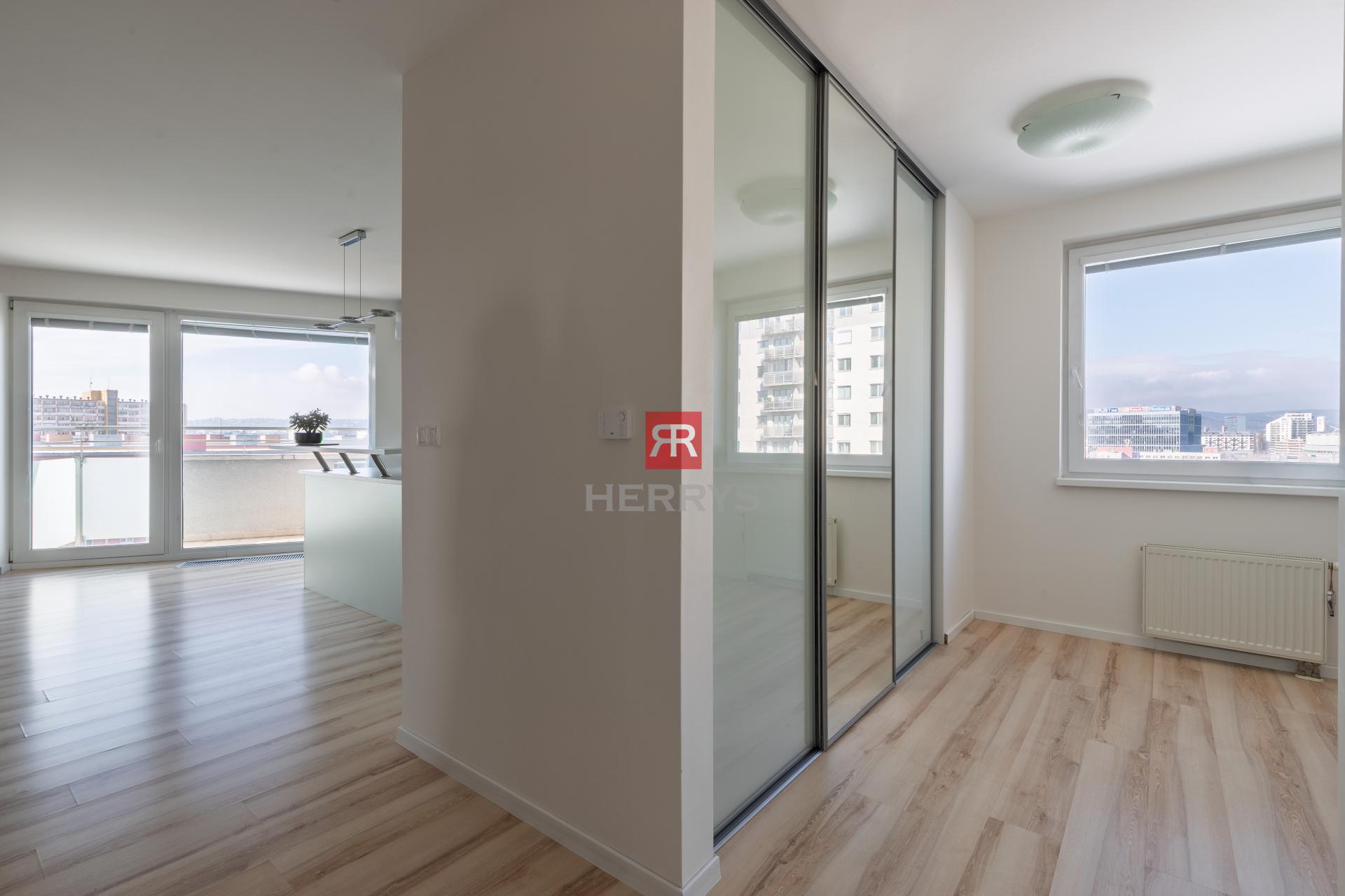 Herrys - na predaj veľkometrážny 3 - izbový byt &nbsp;v Ružinove (Martinčeková ulica)